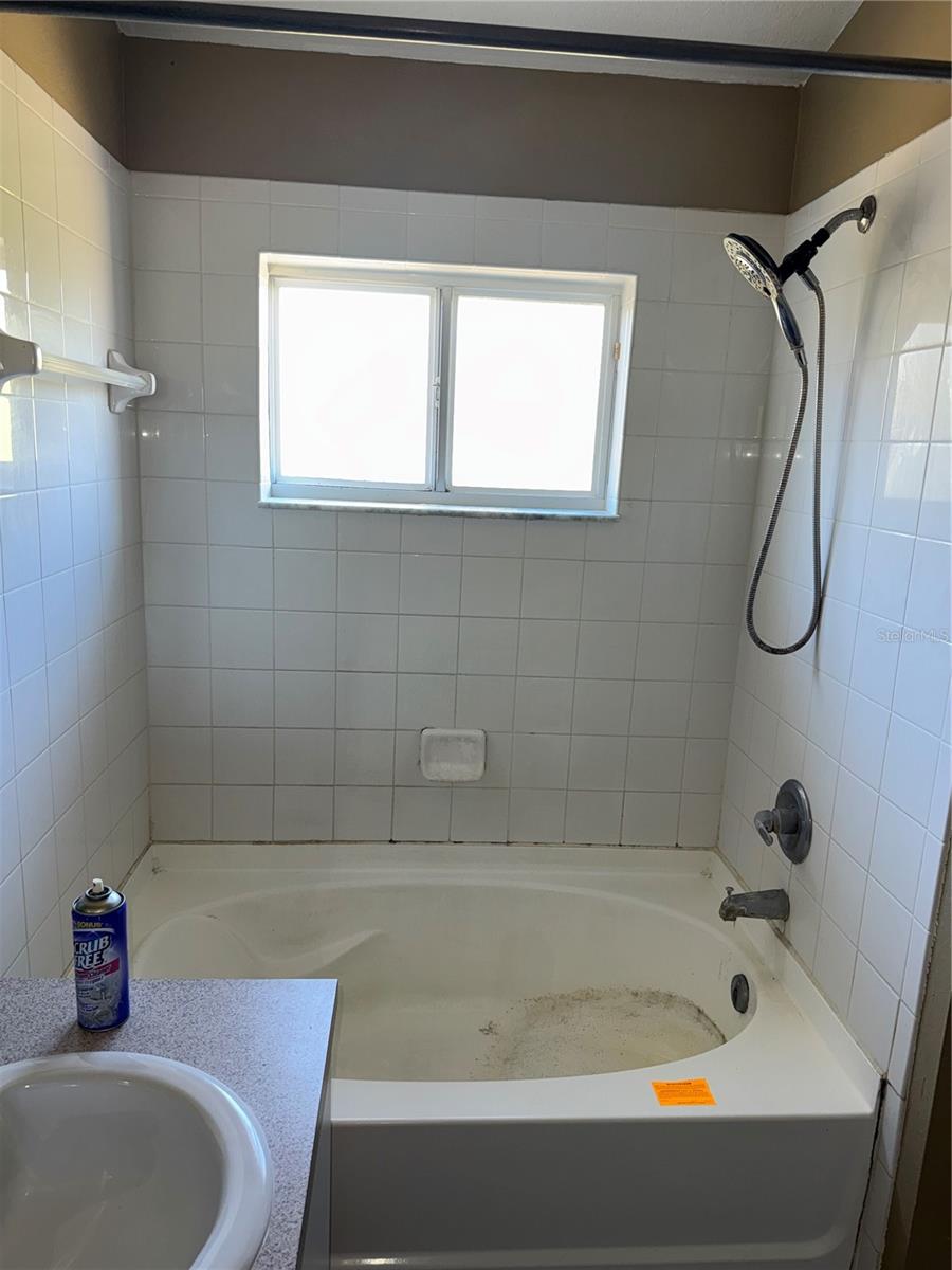 Primary Shower/tub