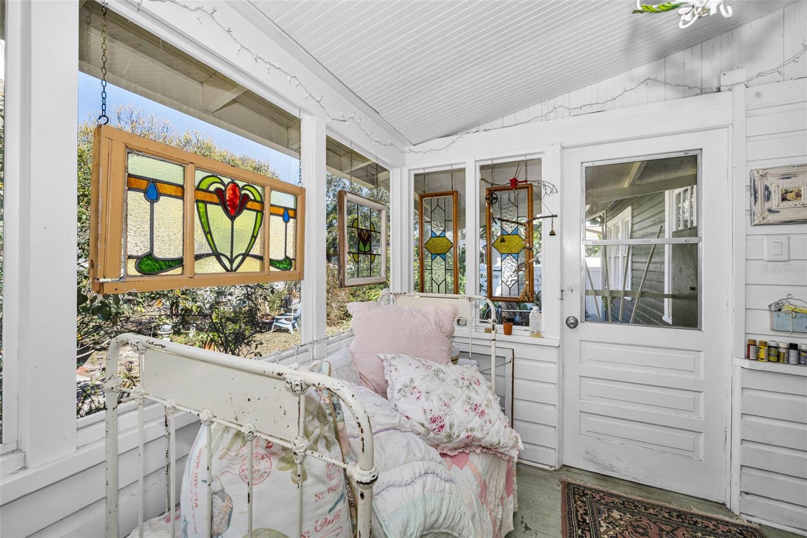 Florida Rm w/ converted victorian daybed