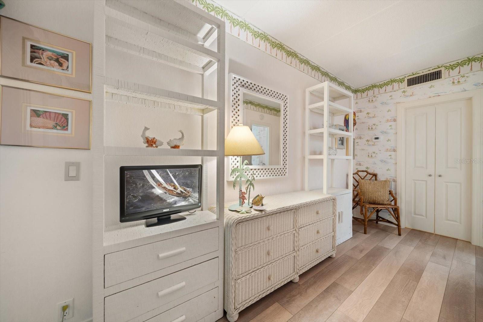 Second bedroom suite