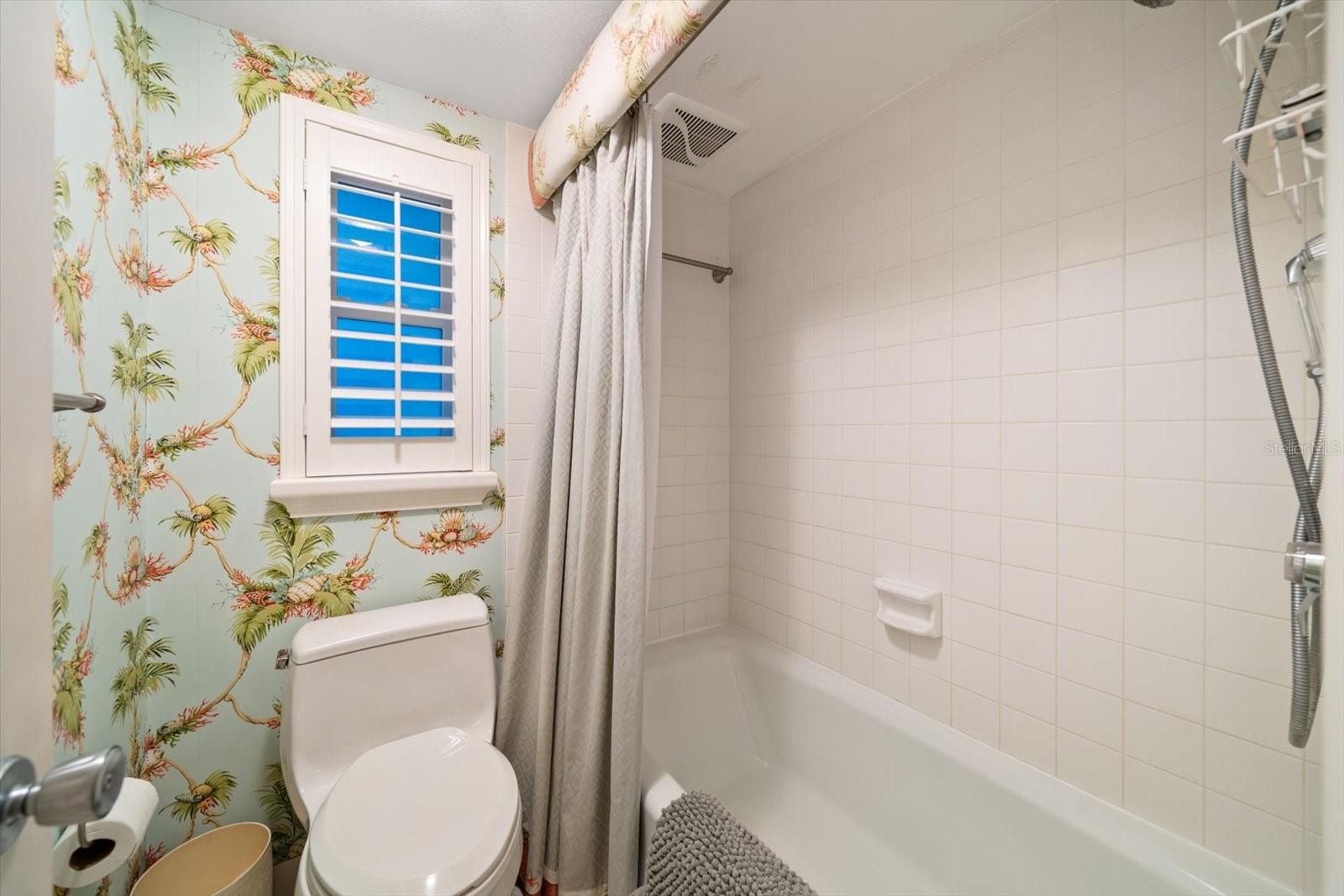 Ensuite bath area to 3rd bedroom.