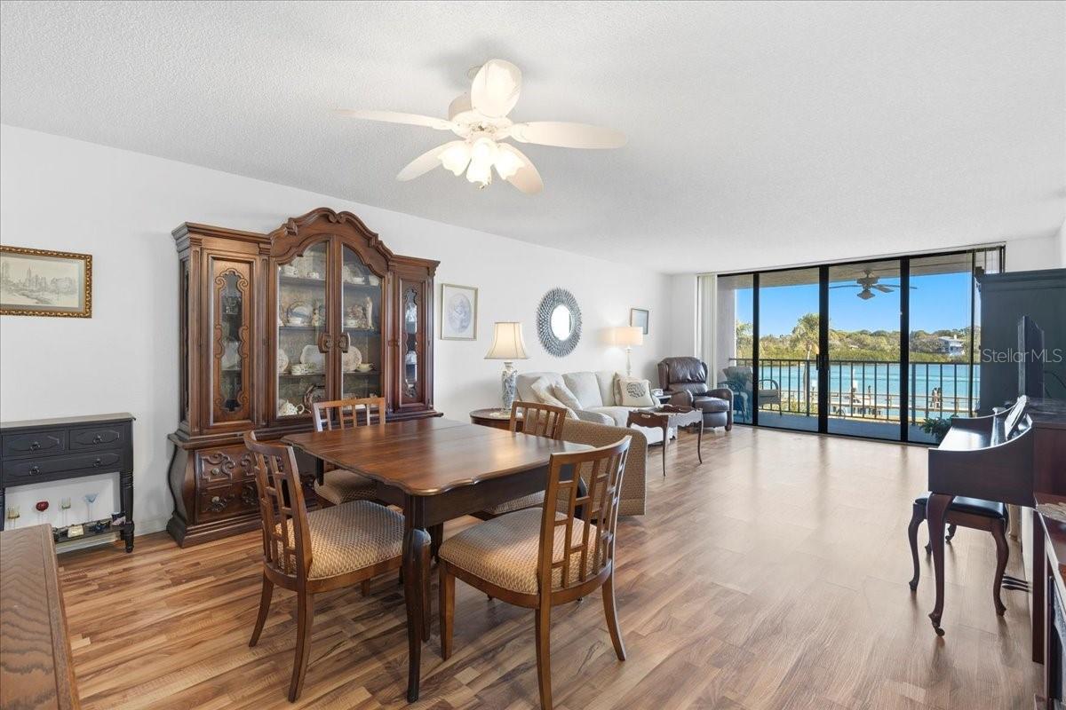 You see complete water views whether at the kitchen sink, at the dining table or on the sofa!