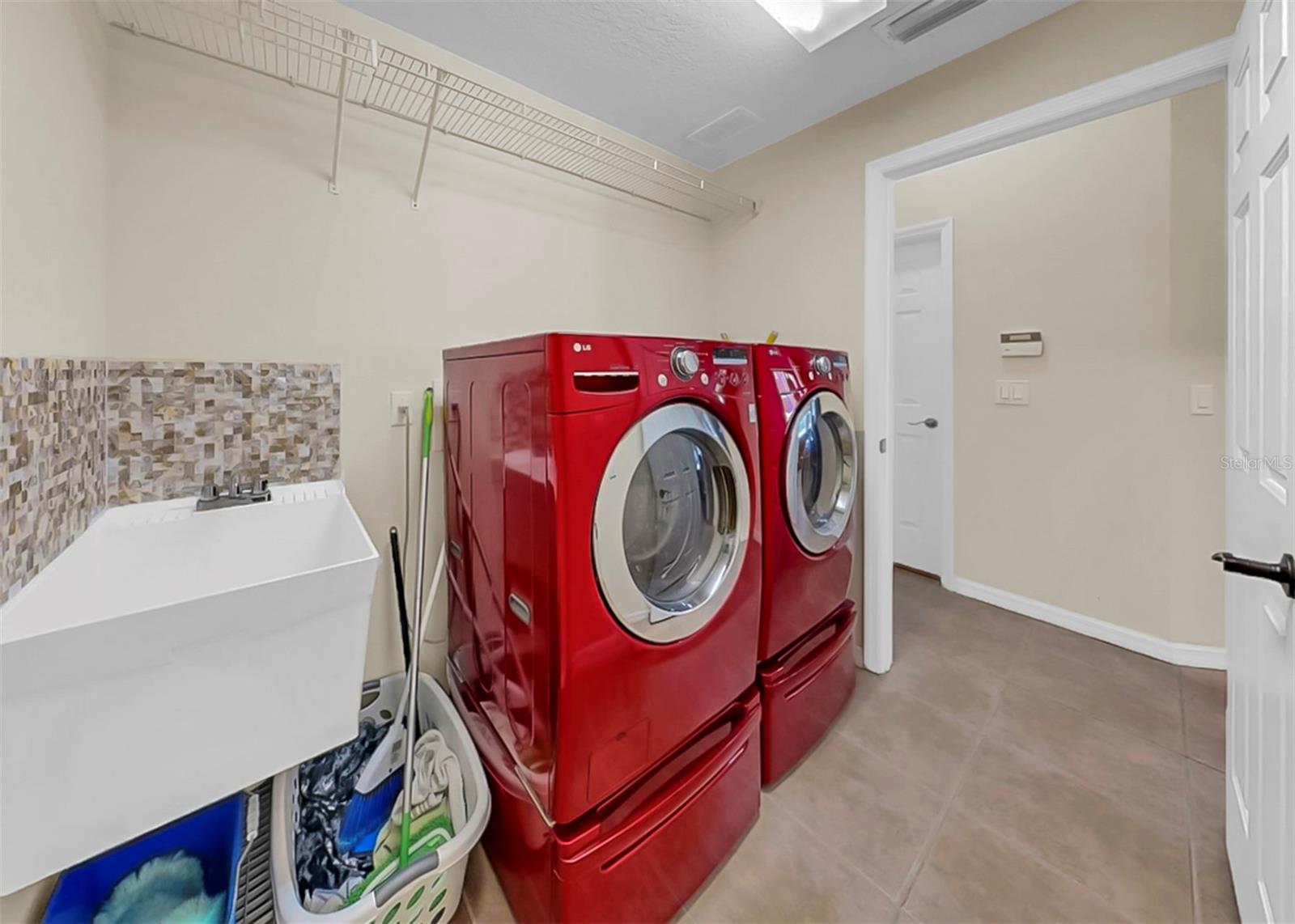 Laudry Room with Utility Sink