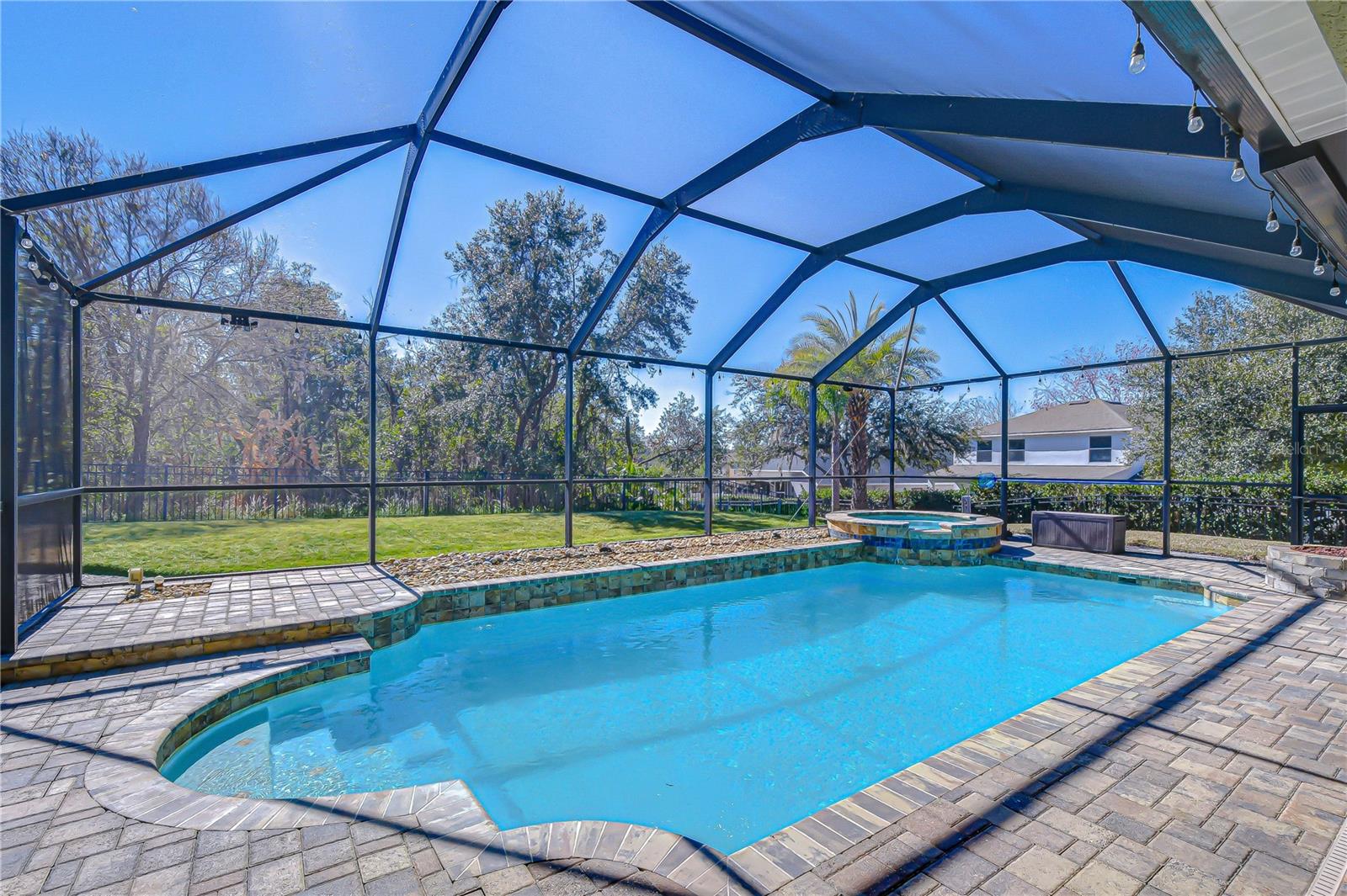 Saltwater heated pool & Spa!