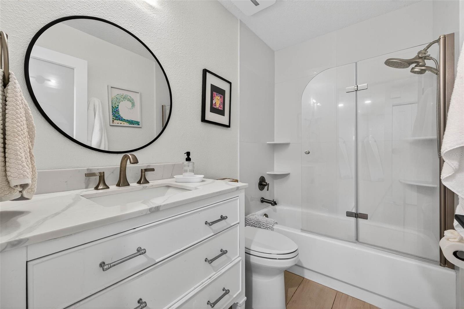 Bathroom 2 with modern finishes