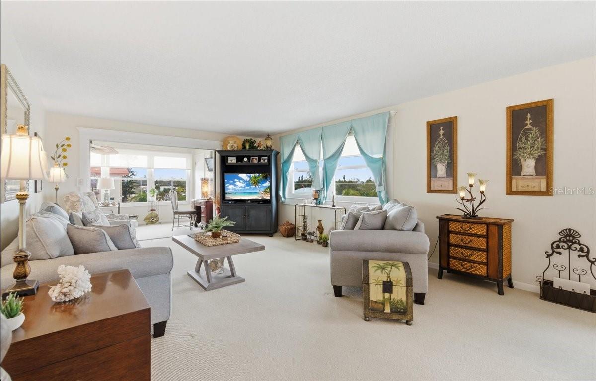 Spacious living room