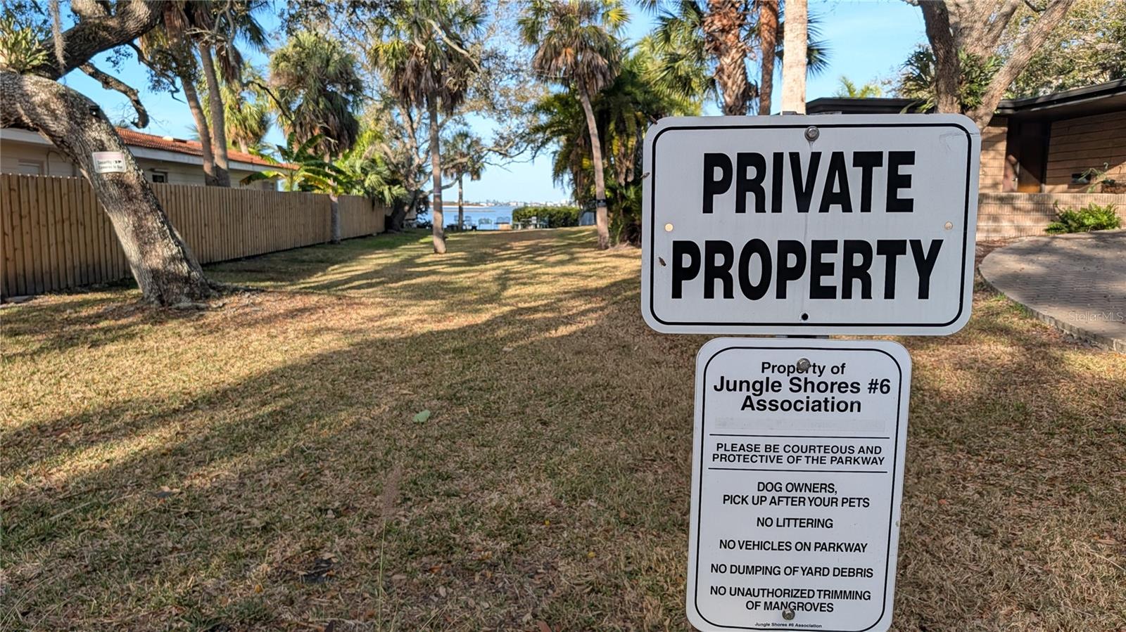 Private Beach at the end of the street. Great for Kayaks, Paddleboard launches, fishing and watching sunsets!