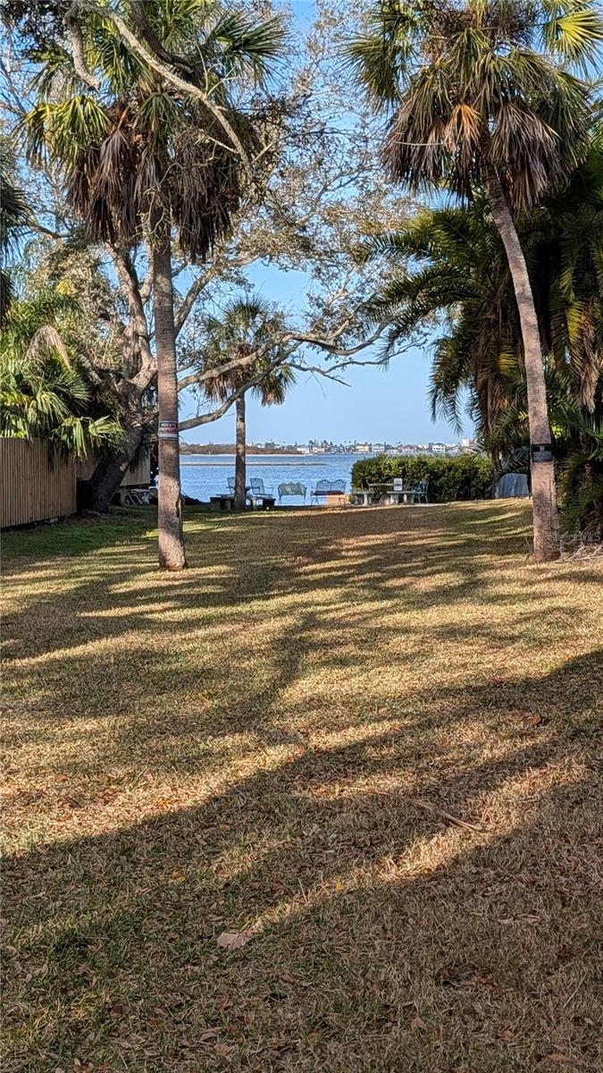 Private Beach at the end of the street. Great for Kayaks, Paddleboard launches, fishing and watching sunsets!