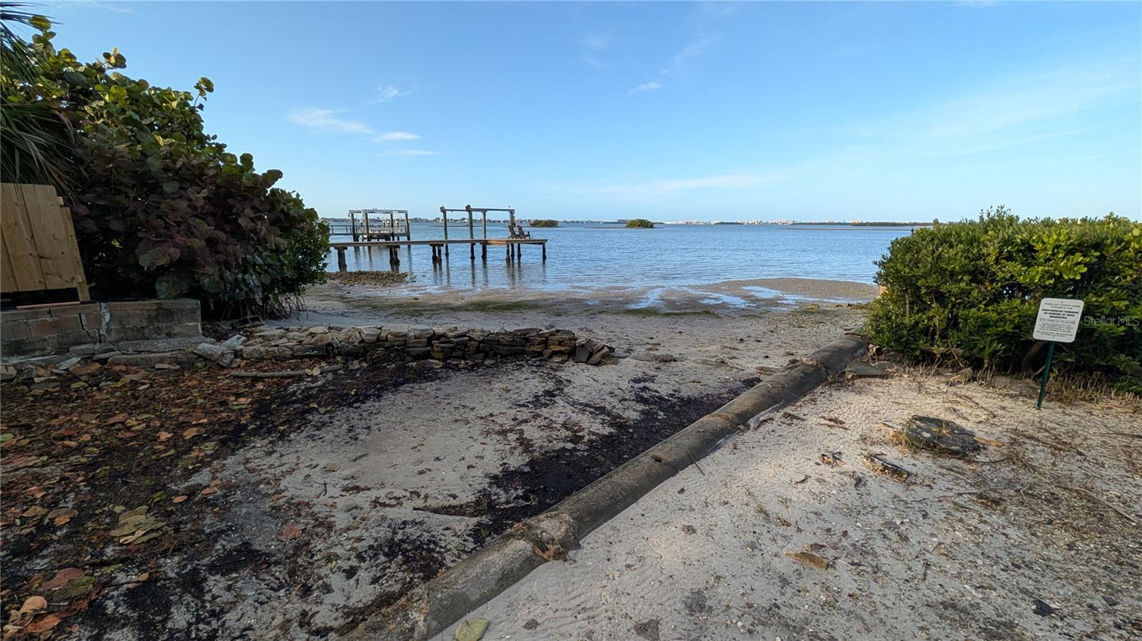 Private Beach at the end of the street. Great for Kayaks, Paddleboard launches, fishing and watching sunsets!