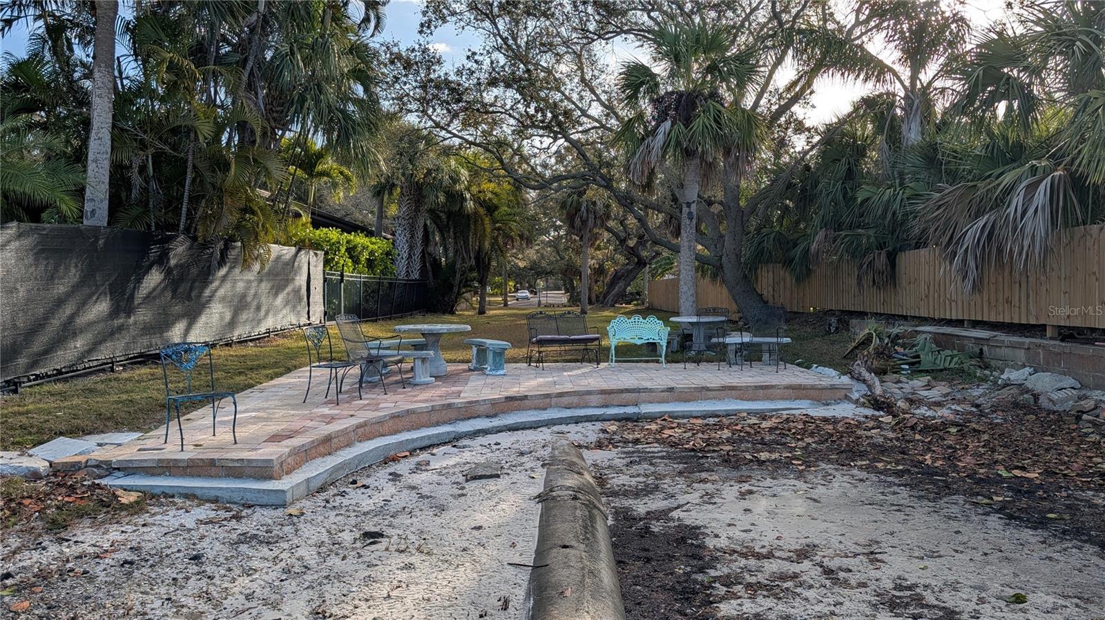 Private Beach at the end of the street. Great for Kayaks, Paddleboard launches, fishing and watching sunsets!