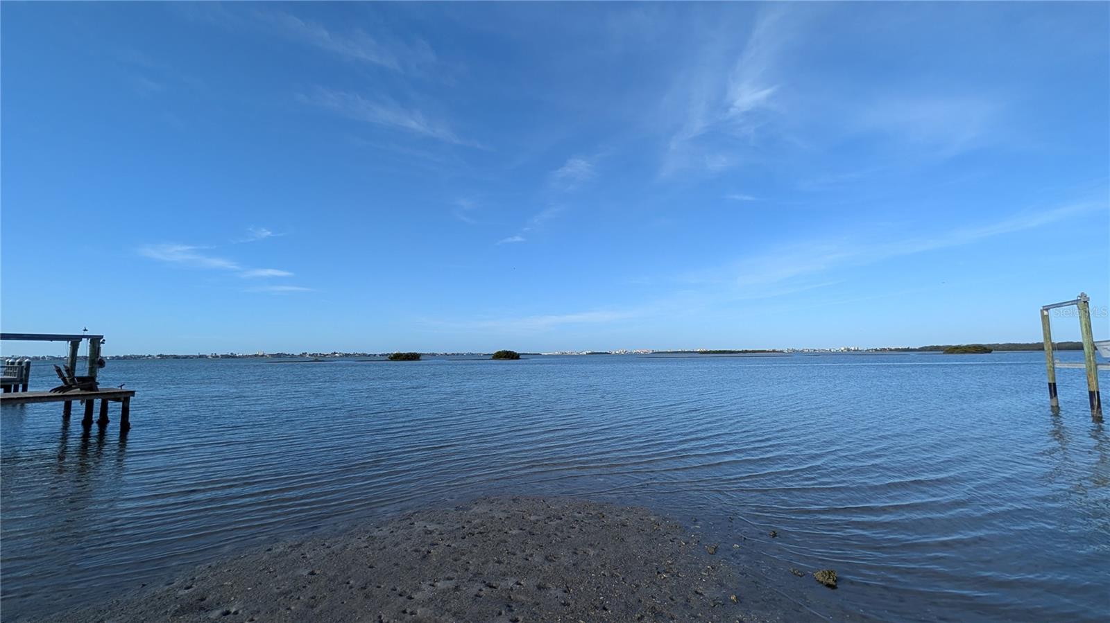 Private Beach at the end of the street. Great for Kayaks, Paddleboard launches, fishing and watching sunsets!