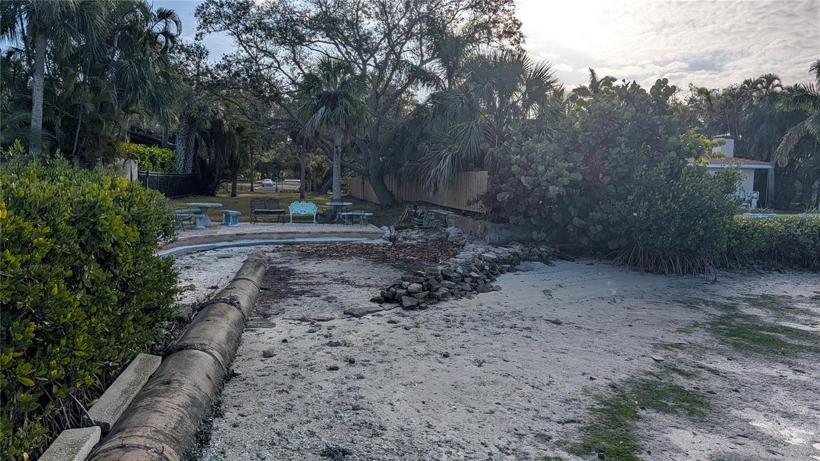 Private Beach at the end of the street. Great for Kayaks, Paddleboard launches, fishing and watching sunsets!