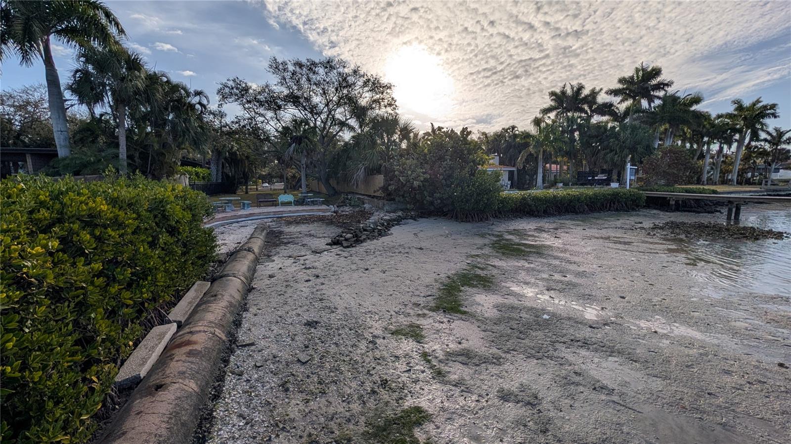 Private Beach at the end of the street. Great for Kayaks, Paddleboard launches, fishing and watching sunsets!