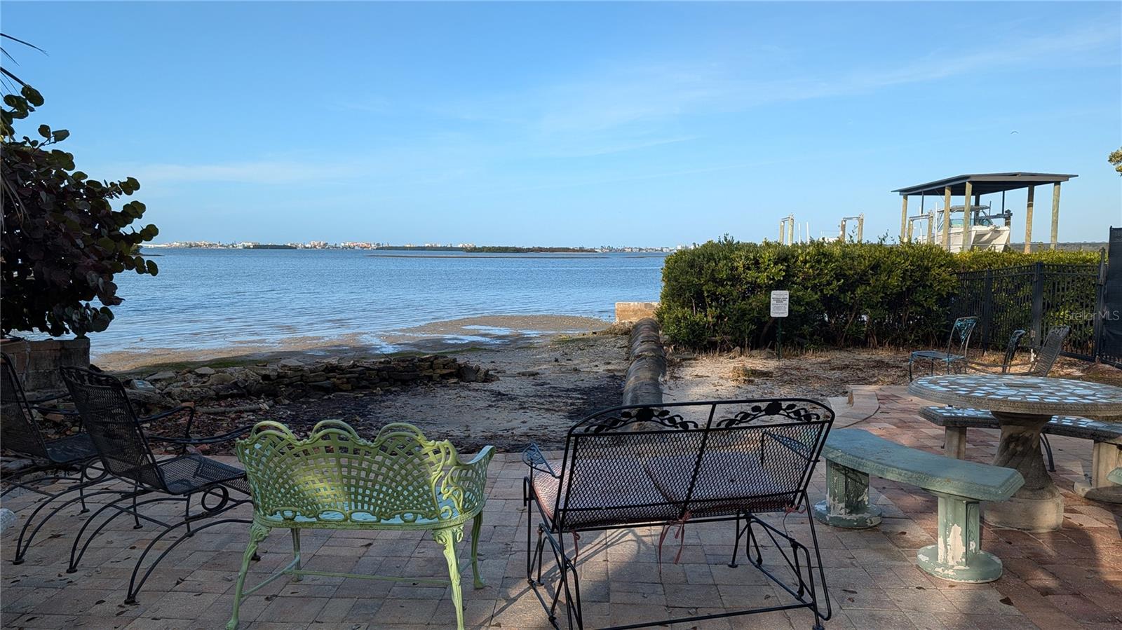 Private Beach at the end of the street. Great for Kayaks, Paddleboard launches, fishing and watching sunsets!