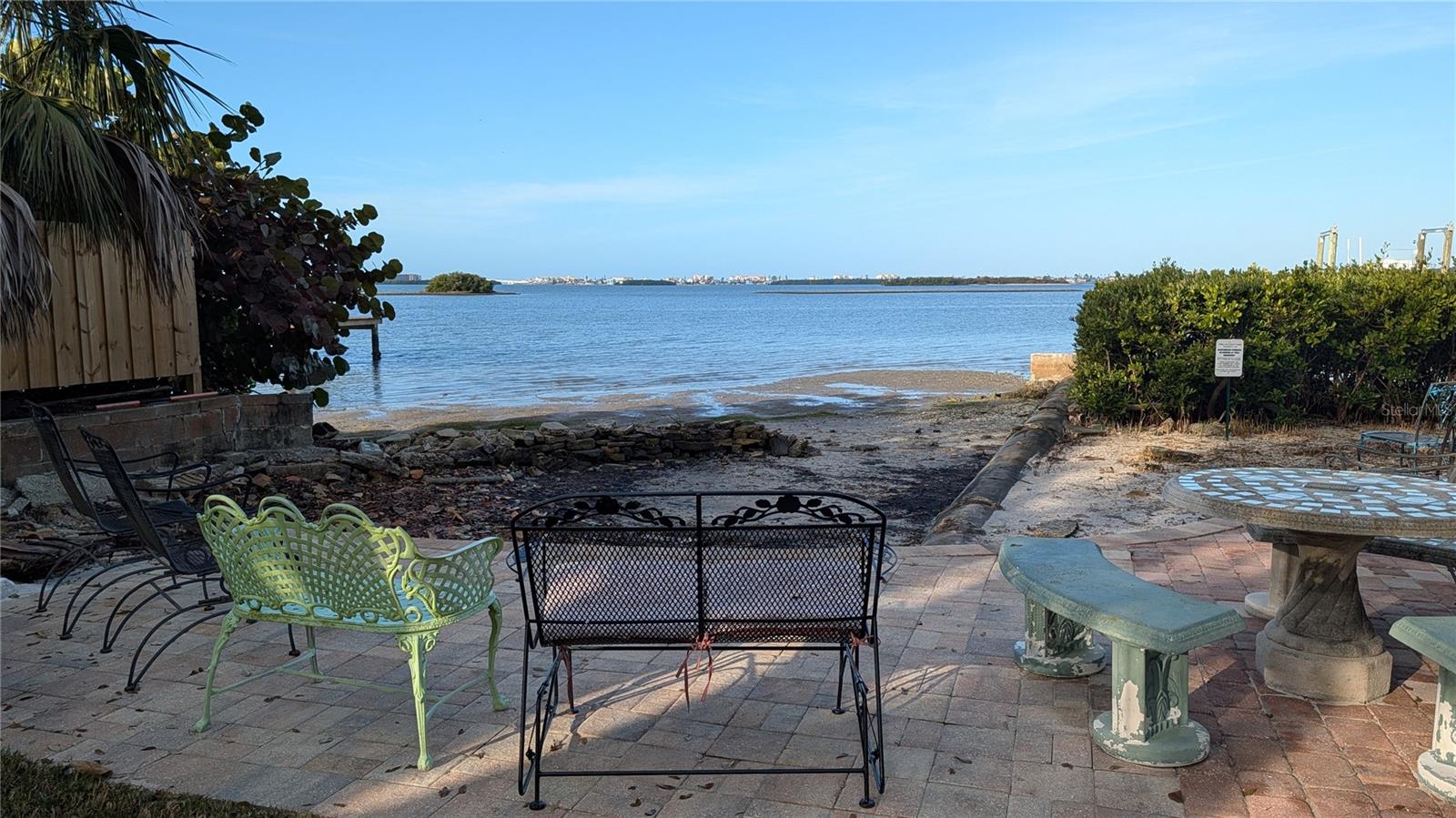Private Beach at the end of the street. Great for Kayaks, Paddleboard launches, fishing and watching sunsets!
