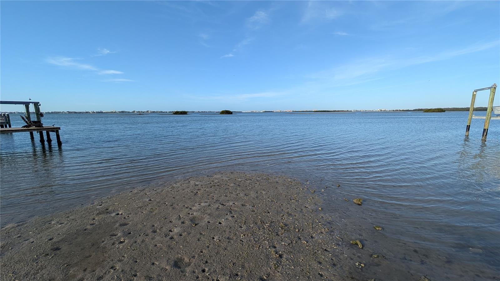 Private Beach at the end of the street. Great for Kayaks, Paddleboard launches, fishing and watching sunsets!