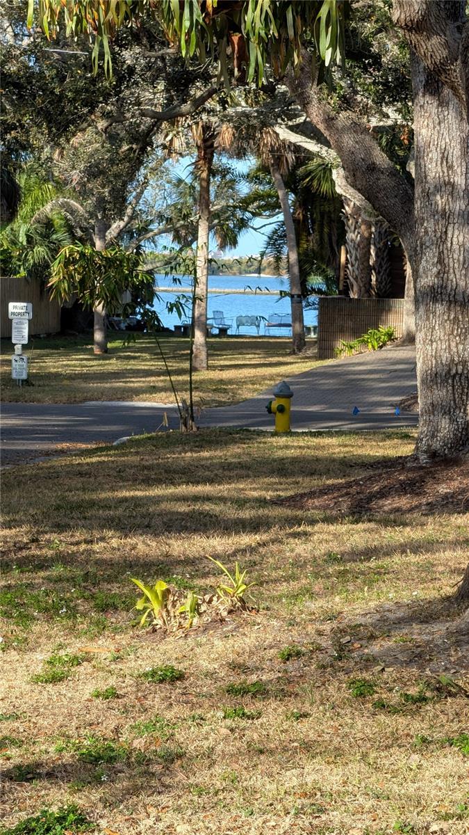 Private Beach at the end of the street. Great for Kayaks, Paddleboard launches, fishing and watching sunsets!