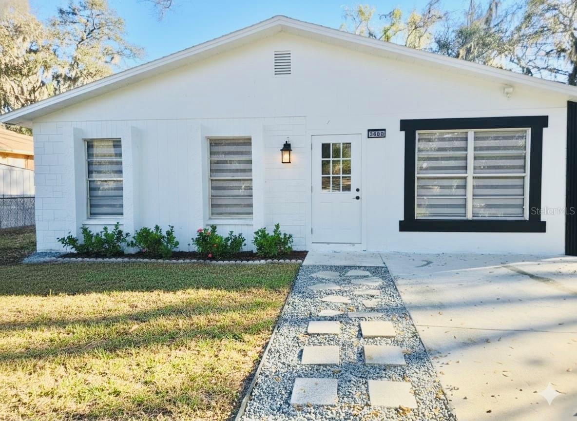 Front door crenshawPICTURE RETOUCHED