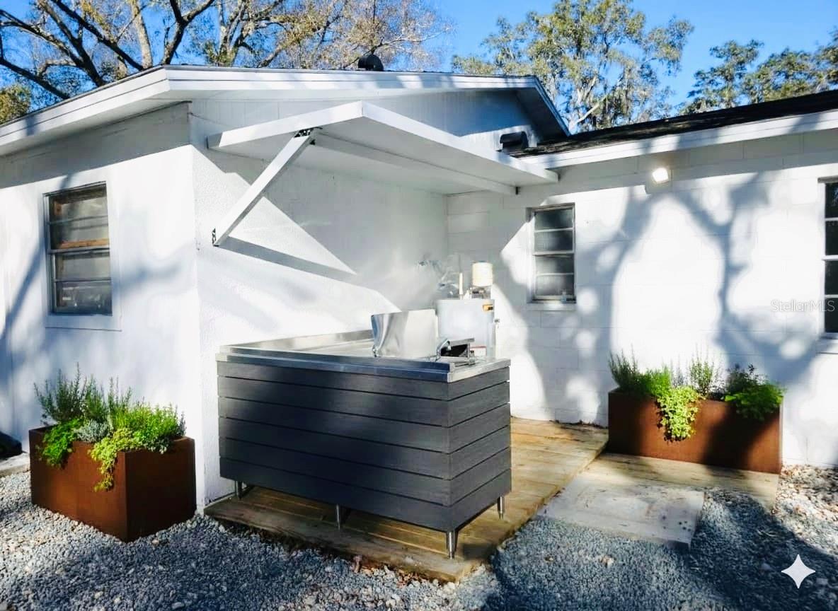 Outside Kitchen grill CRENSHAW TAMPA retouched)PICTURE RETOUCHED