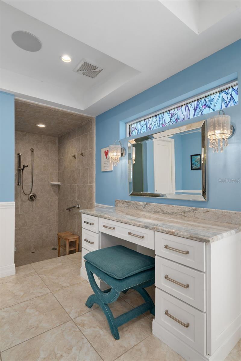 Dual vanities and vanity nook