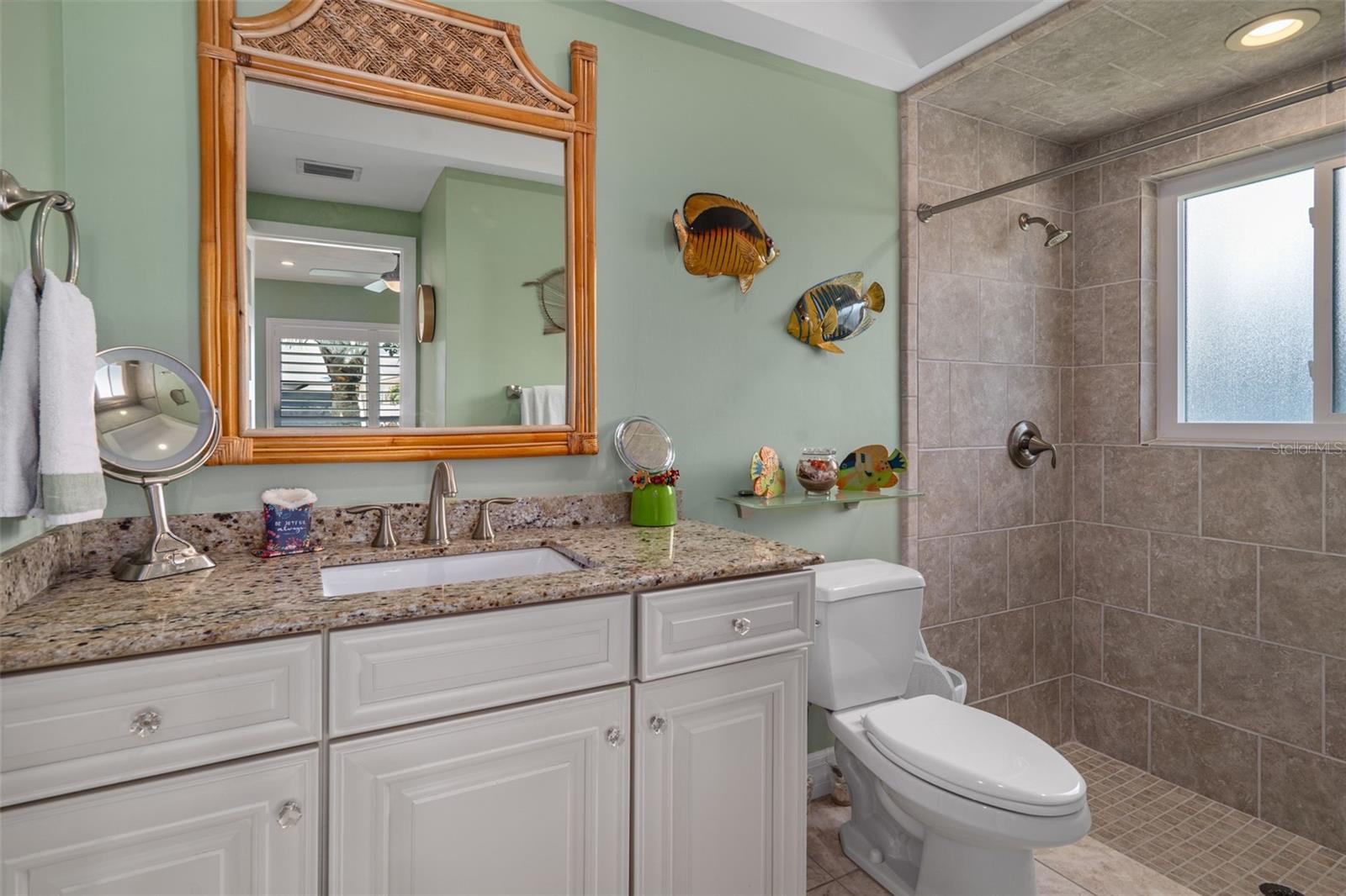 Private en-suite bathroom