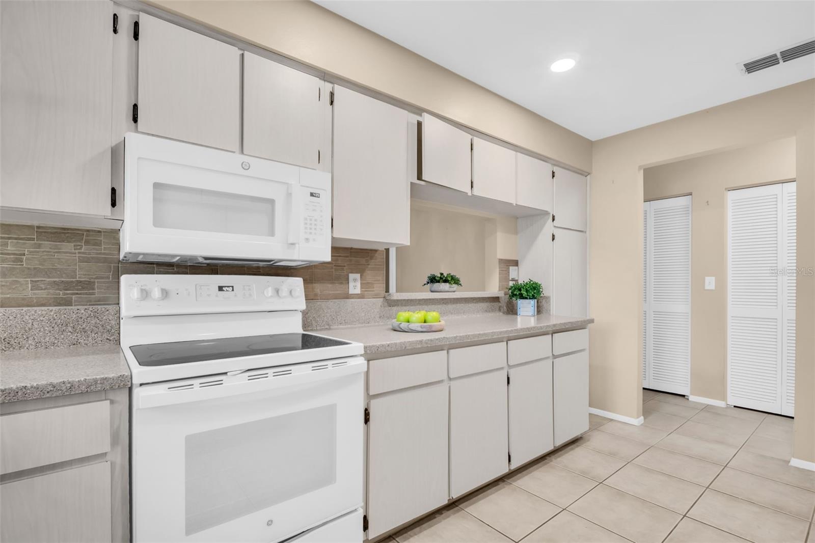 Newer appliances & recessed lighting~