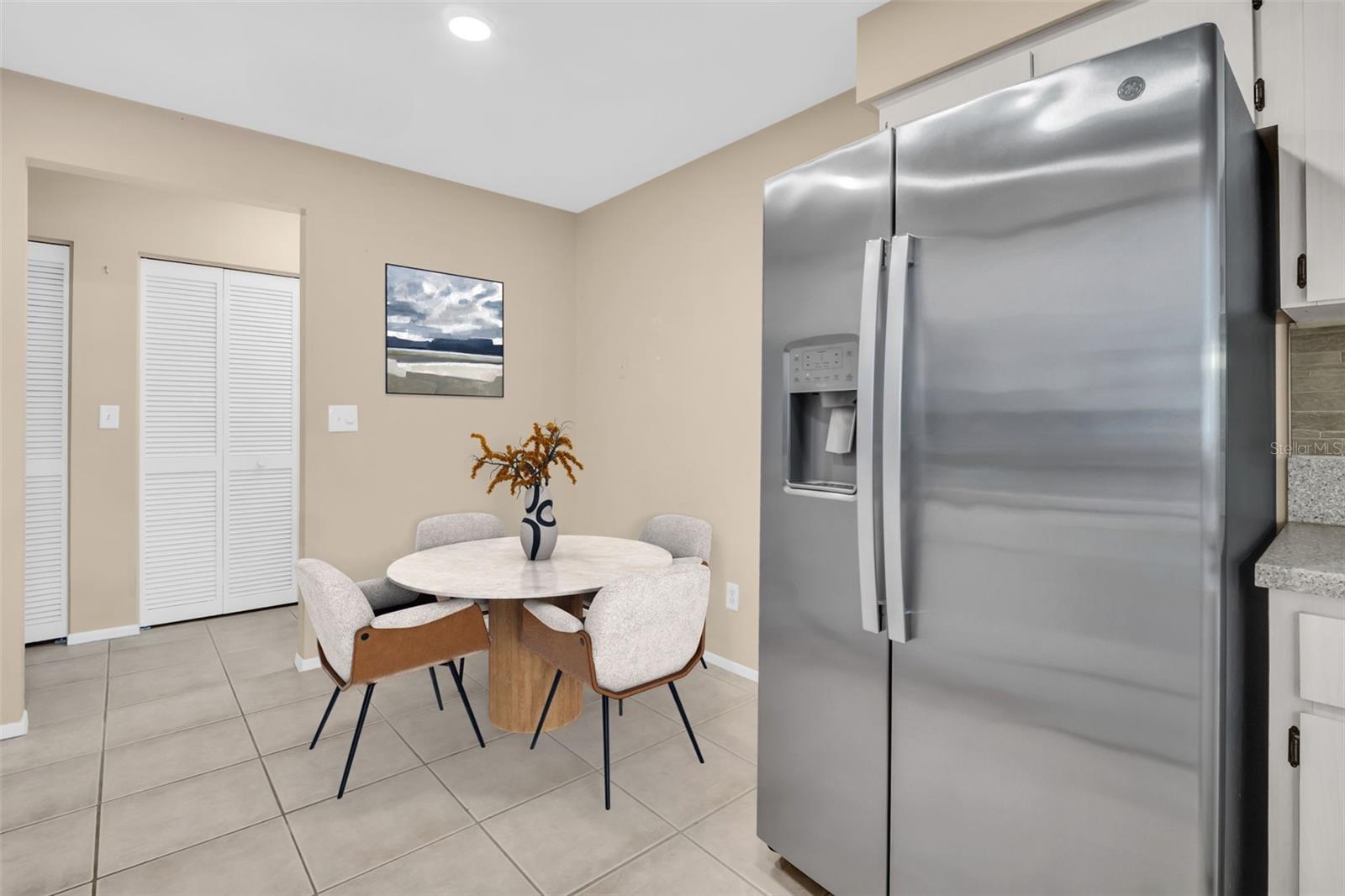 Perfect dining nook for casual dining~