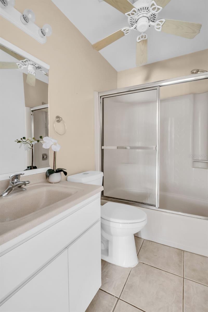Hall bath perfectly positioned between guest suite and main living~