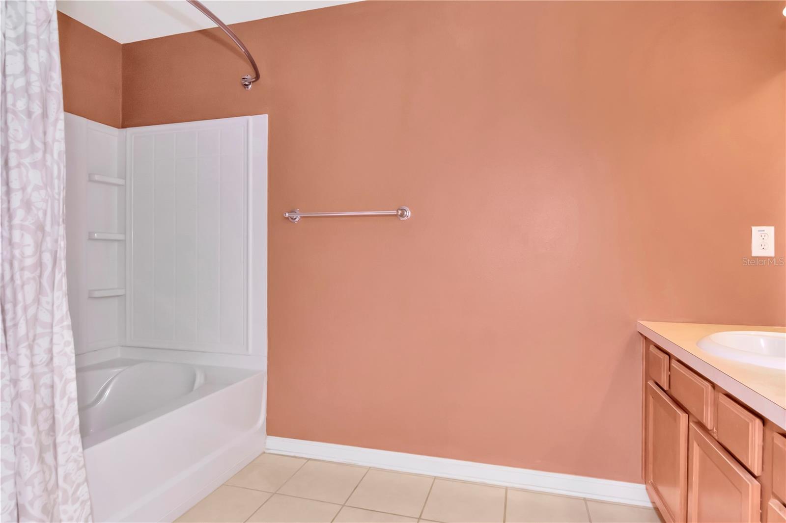 Ensuite Bathroom Shower with Tub