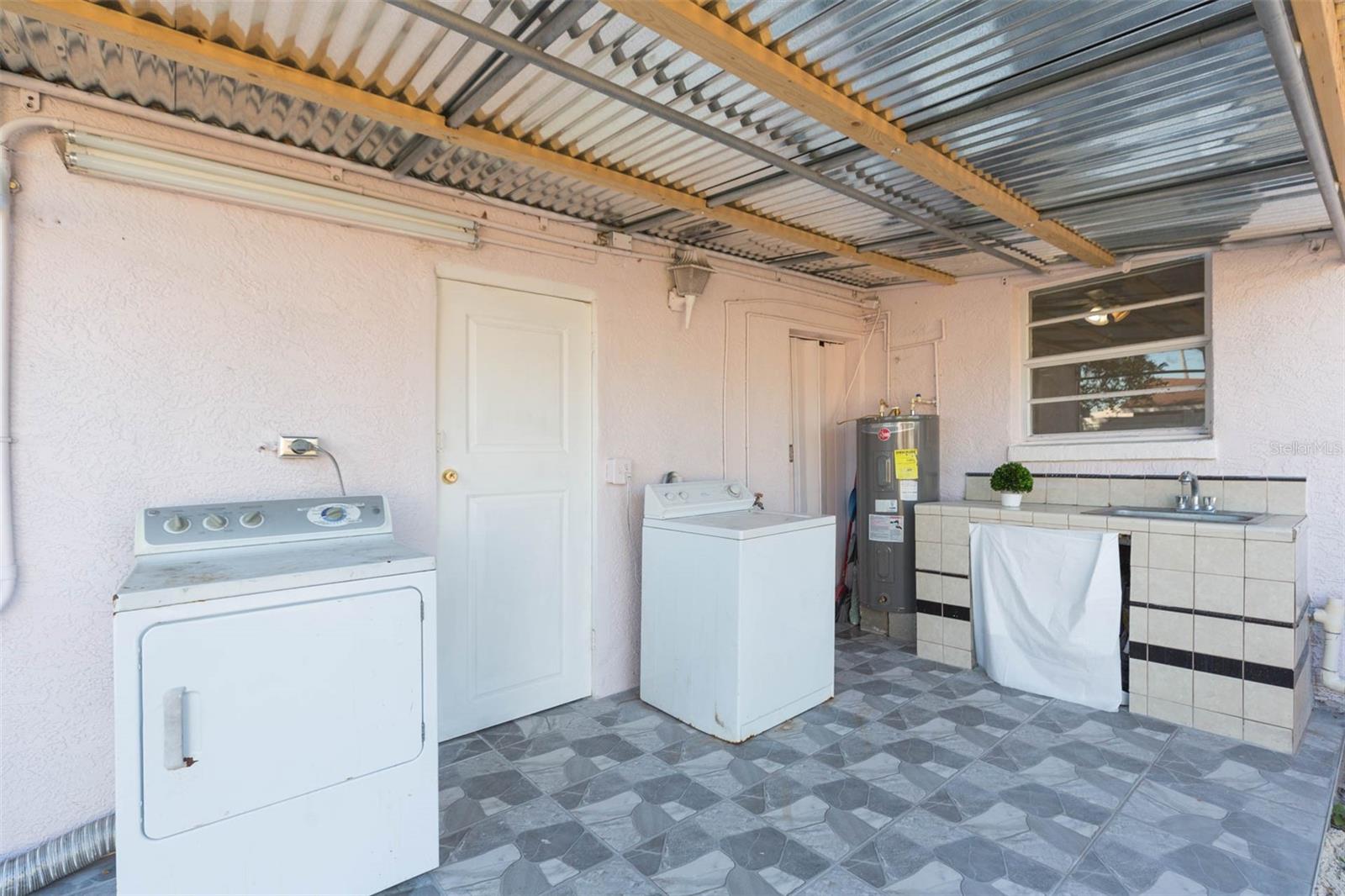 LAUNDRY / 0UTSIDE COUNTER WITH SINK