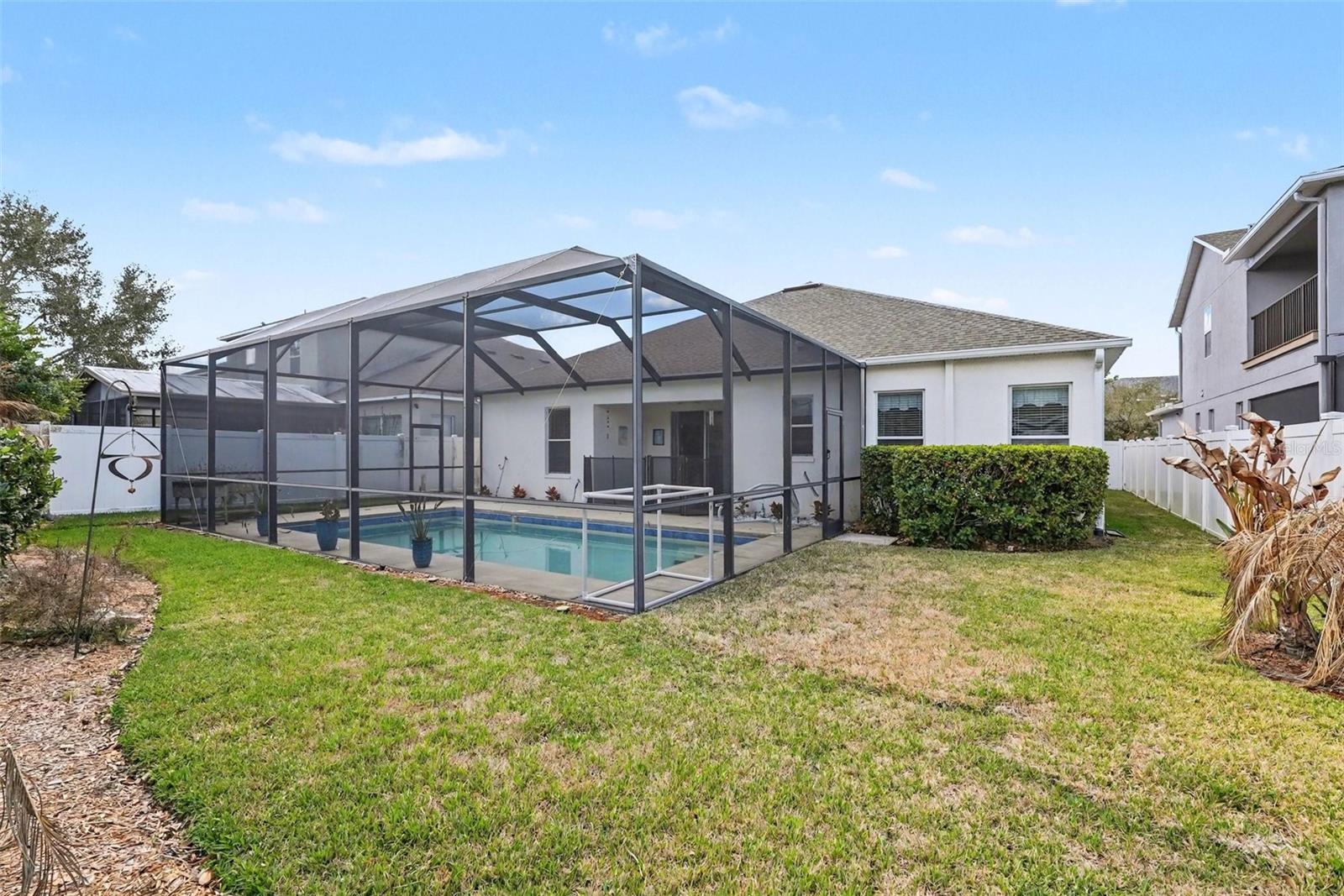 Expansive view of back yard