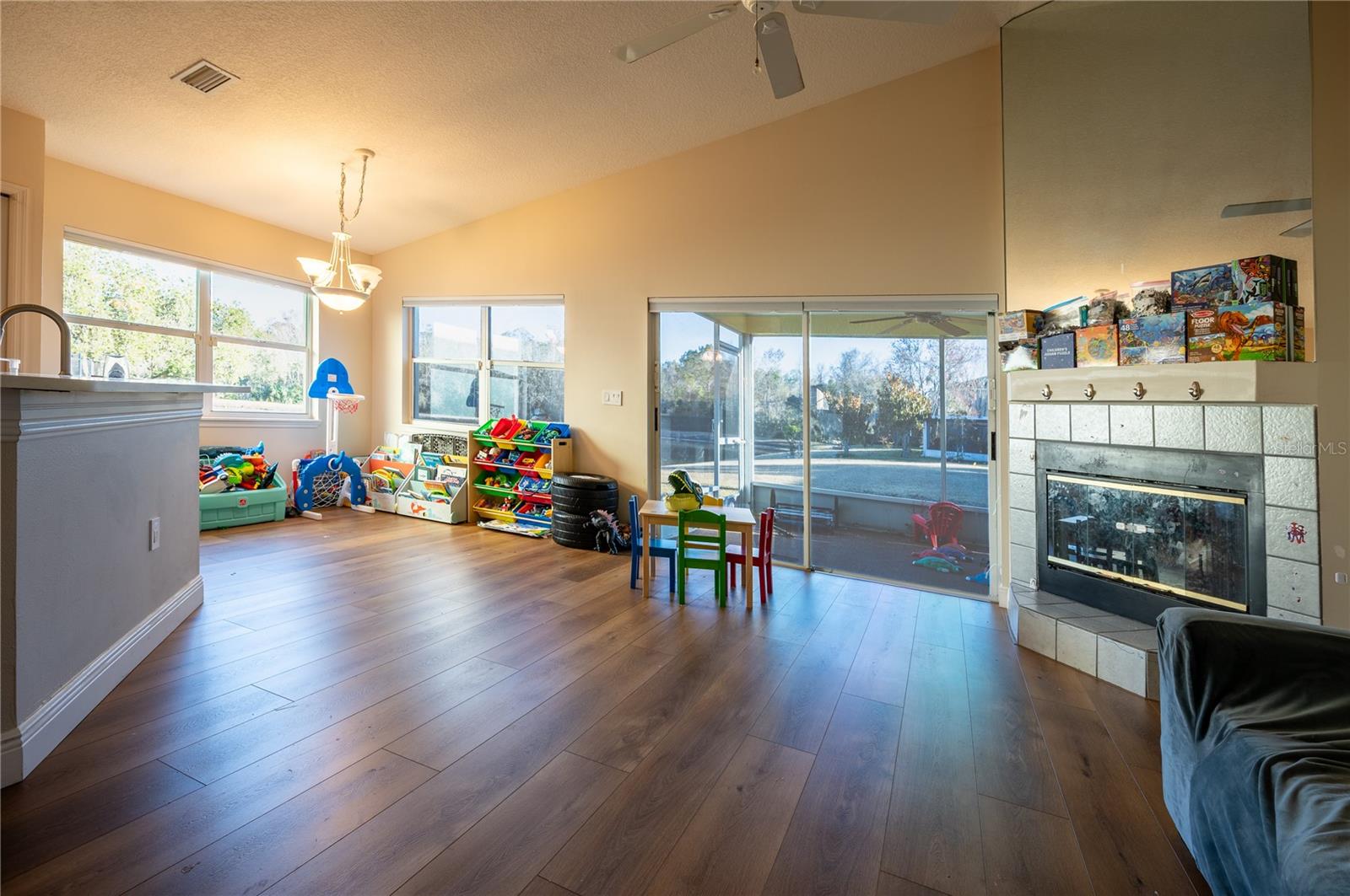 Family room/breakfast nook