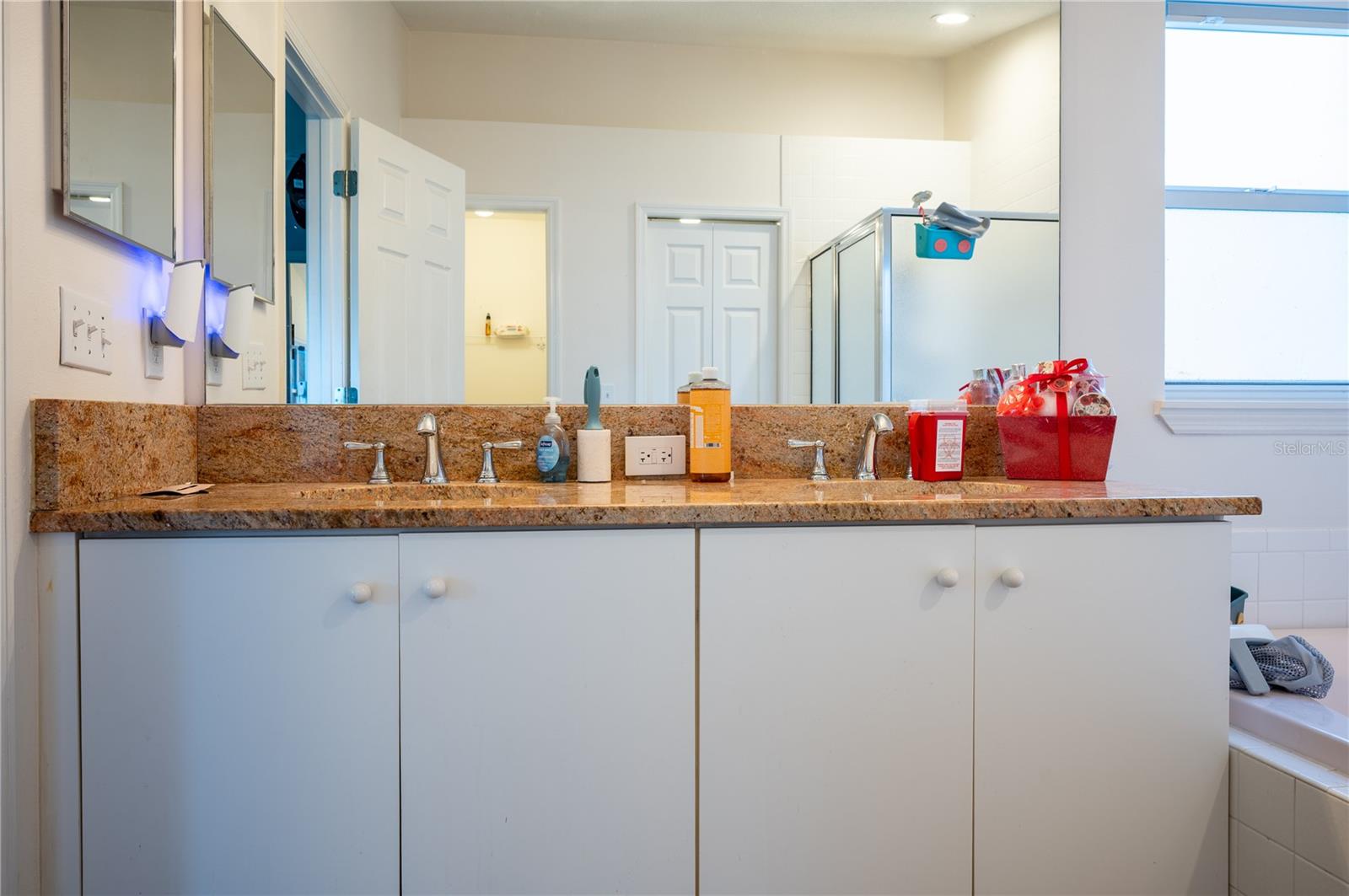Owner's en-suite dual vanity/sink