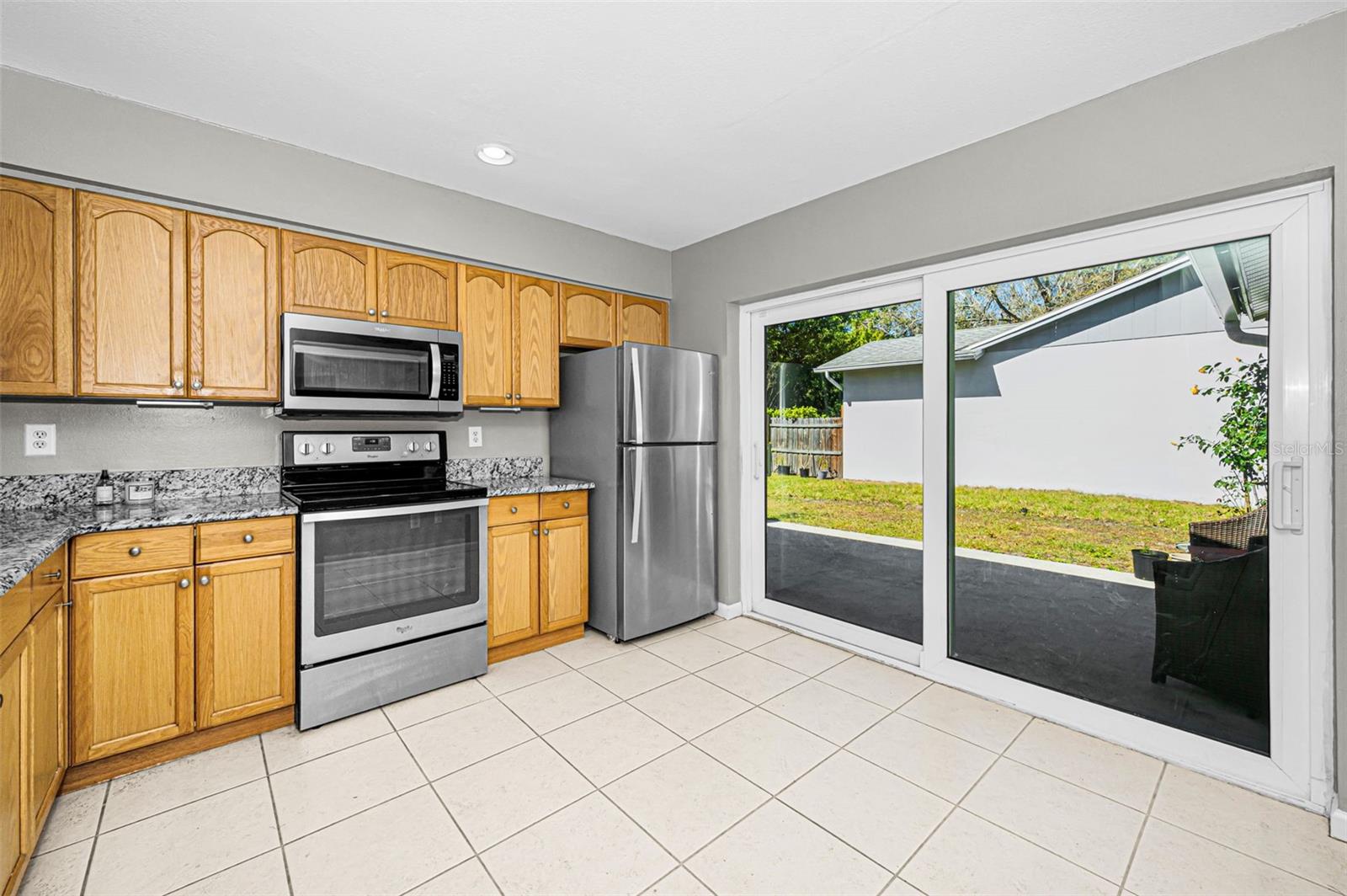 WOOD CABINETS, GRANITE COUNTERTOPS AND STAINLESS APPLIANCES