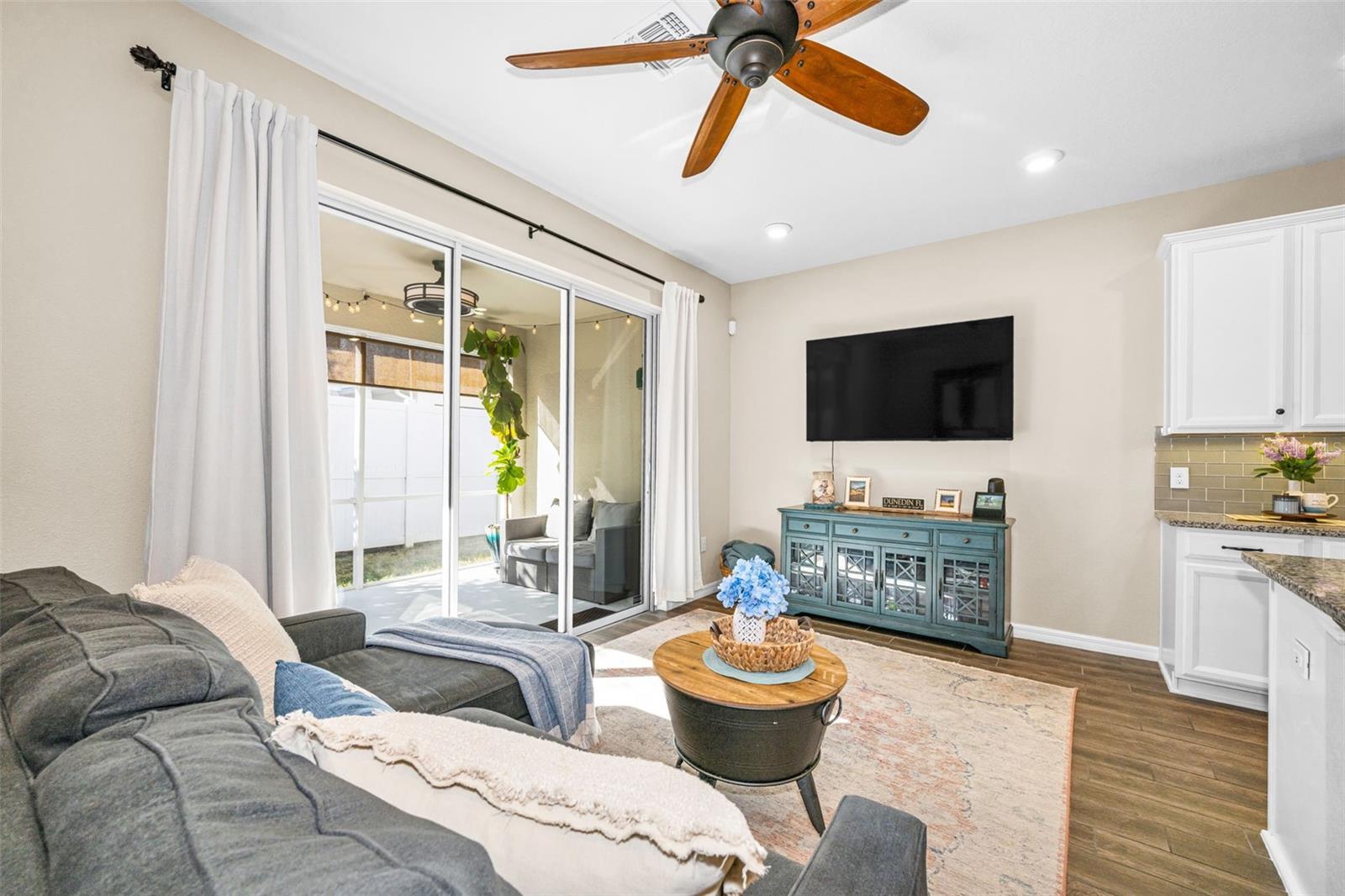 living room /kitchen