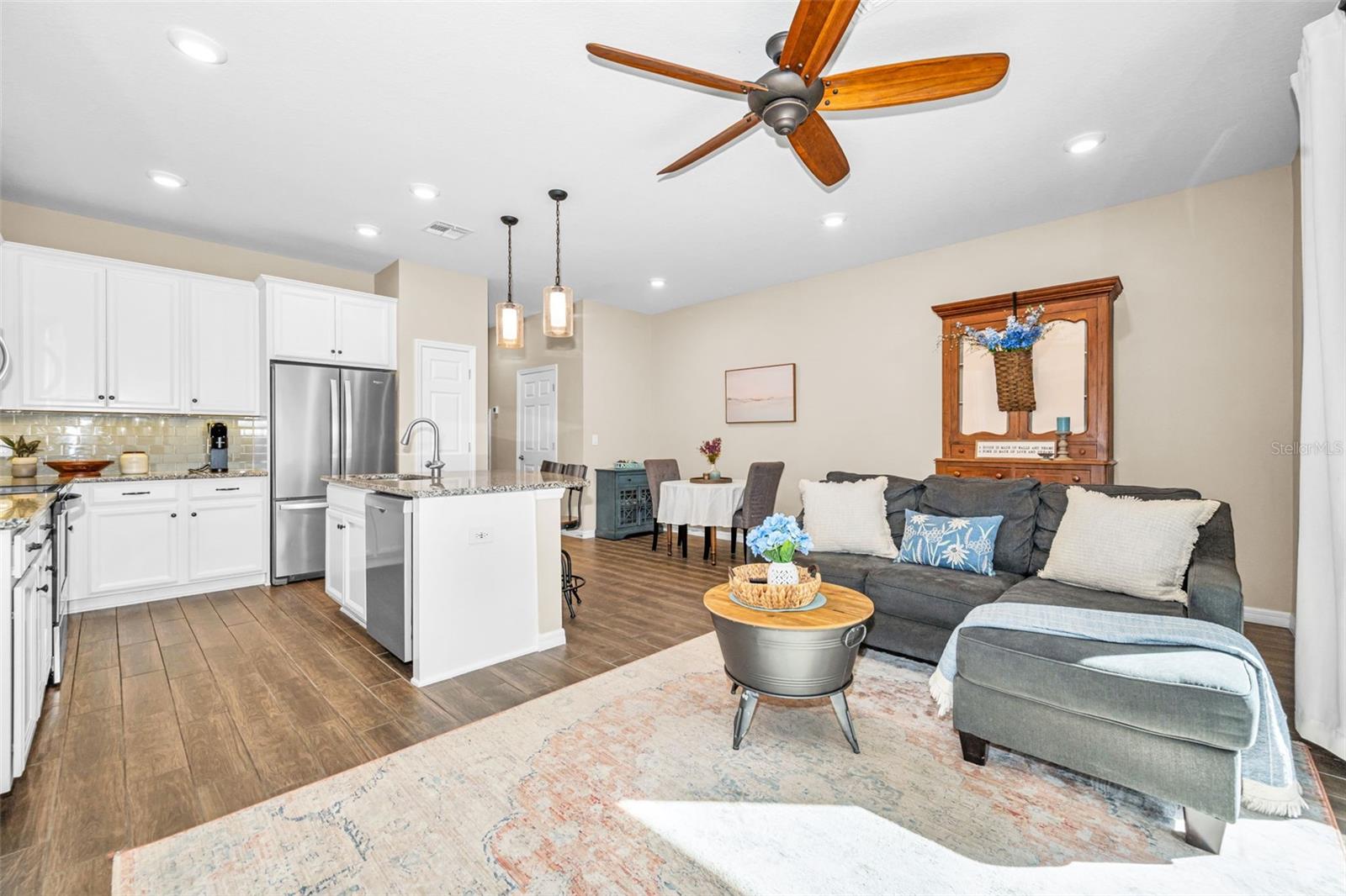 living room/ kitchen