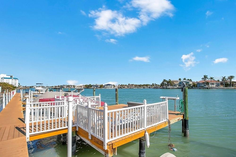 Fishing dock w cleaning table