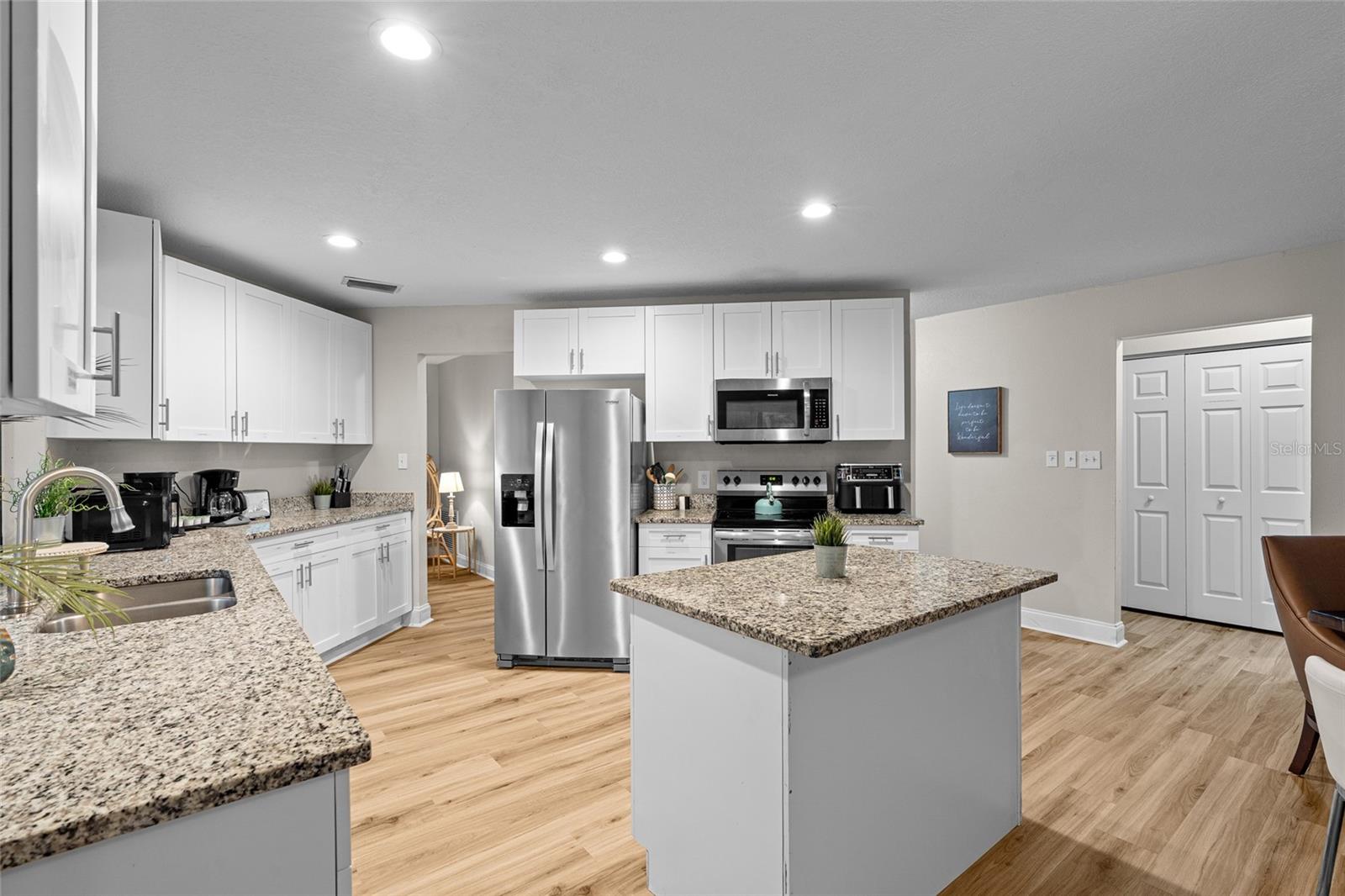 Fully equiped kitchen w/ Island