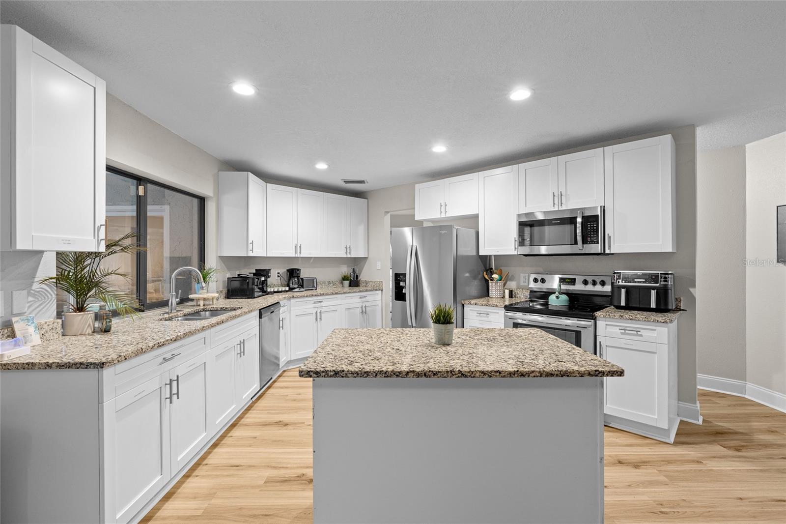 Fully equiped kitchen w/ Island