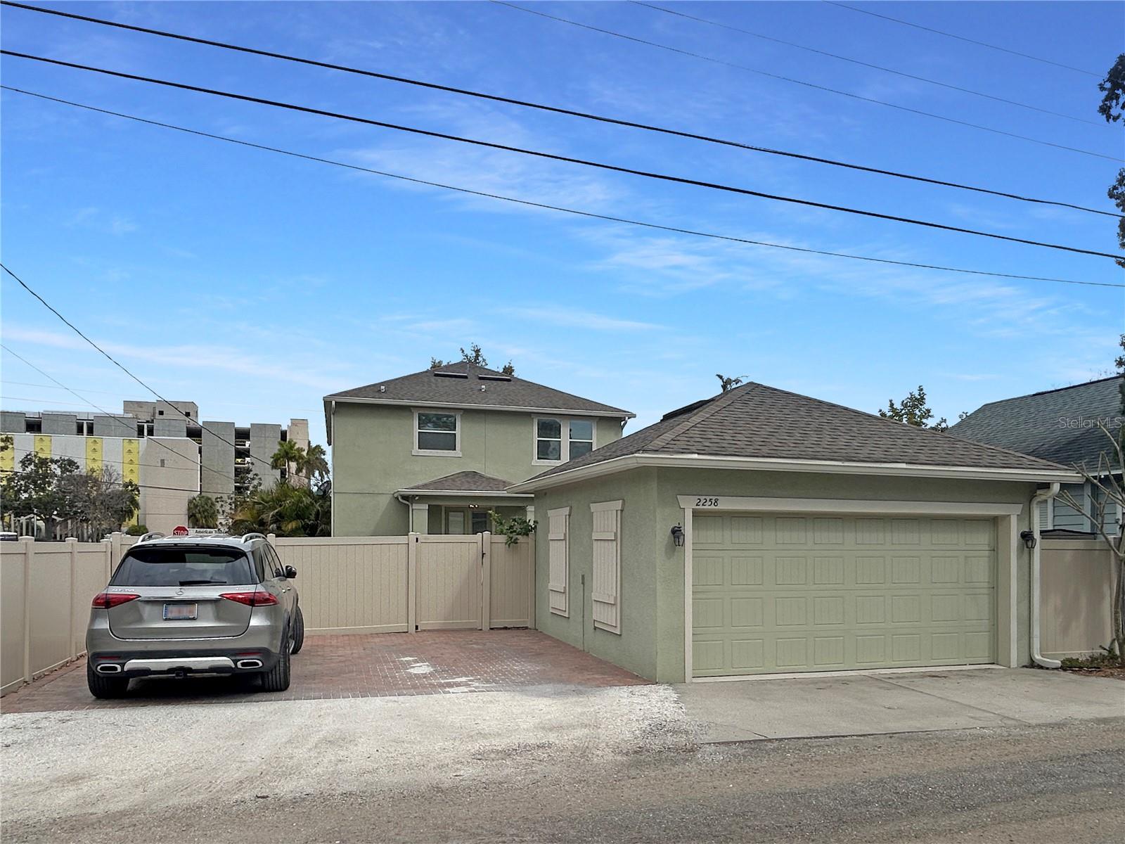 Detached Garage w extra parking