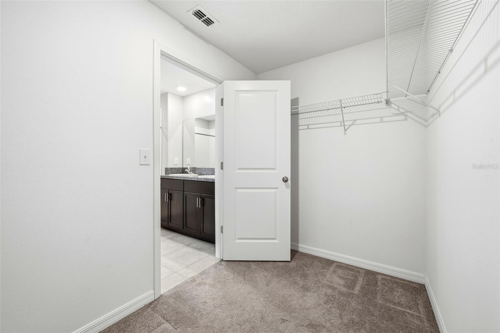 Main Bedroom Walkin Closet