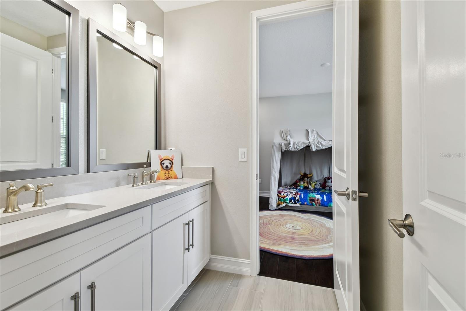 Shared bath between bedroom 4 and 5