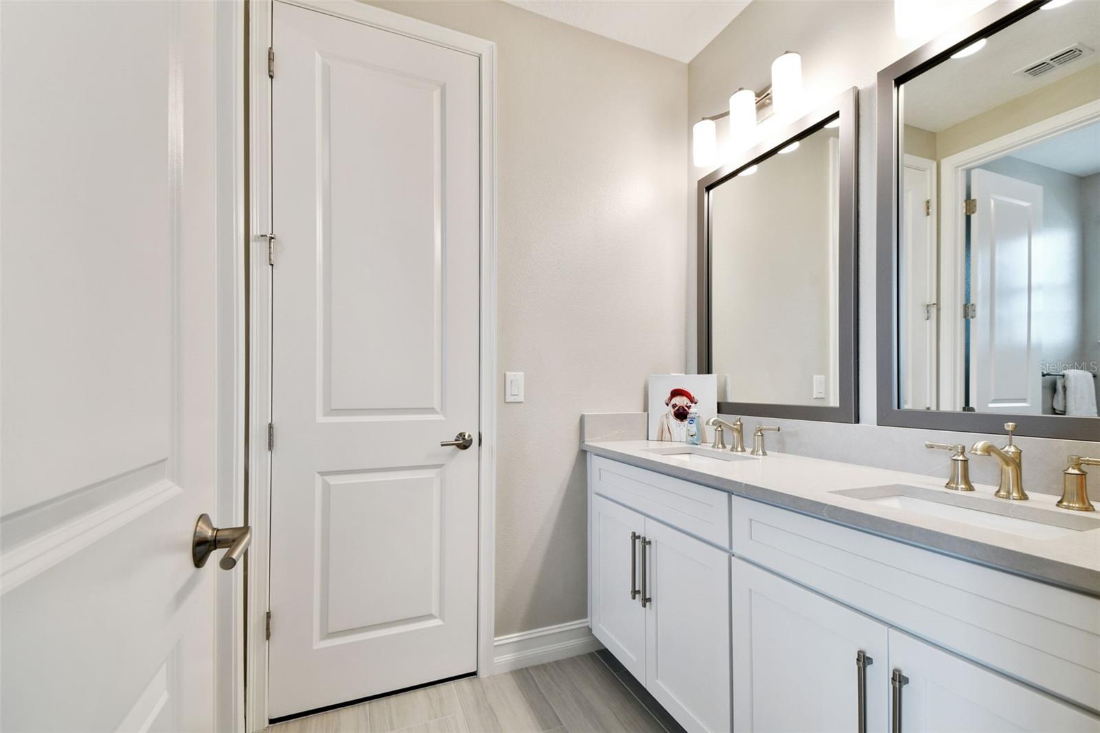 Shared bath between bedroom 4 and 5