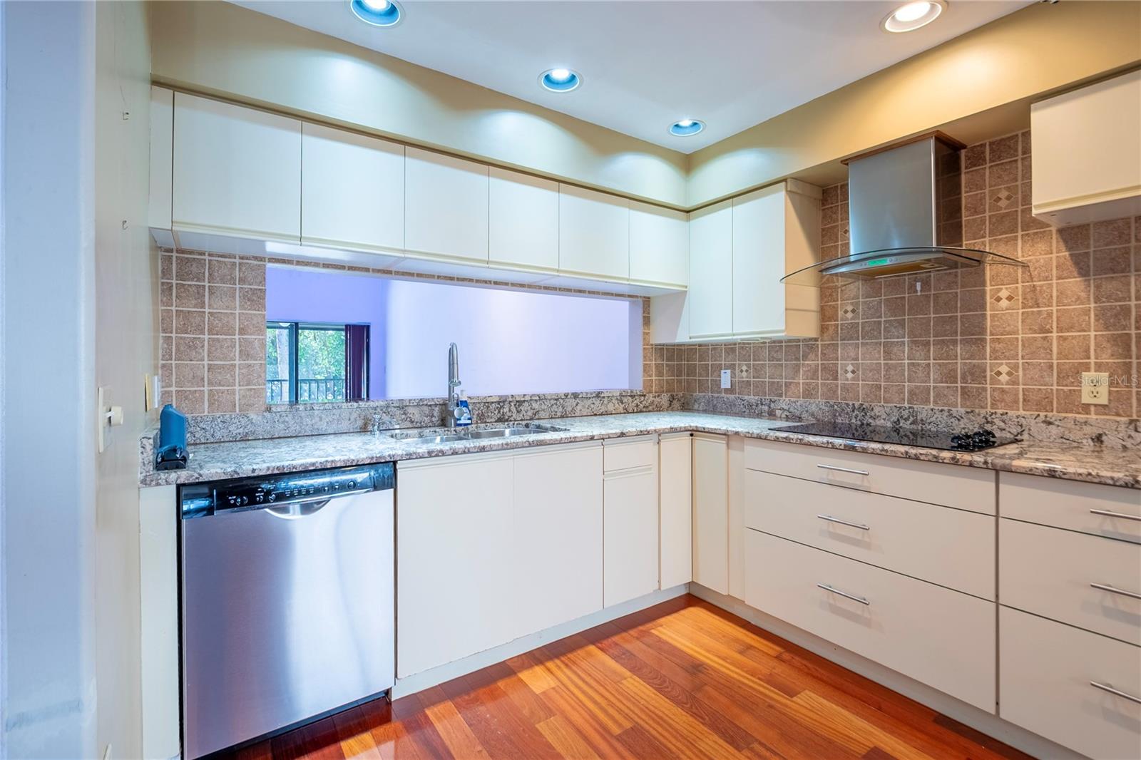 Kitchen pass through to dining room