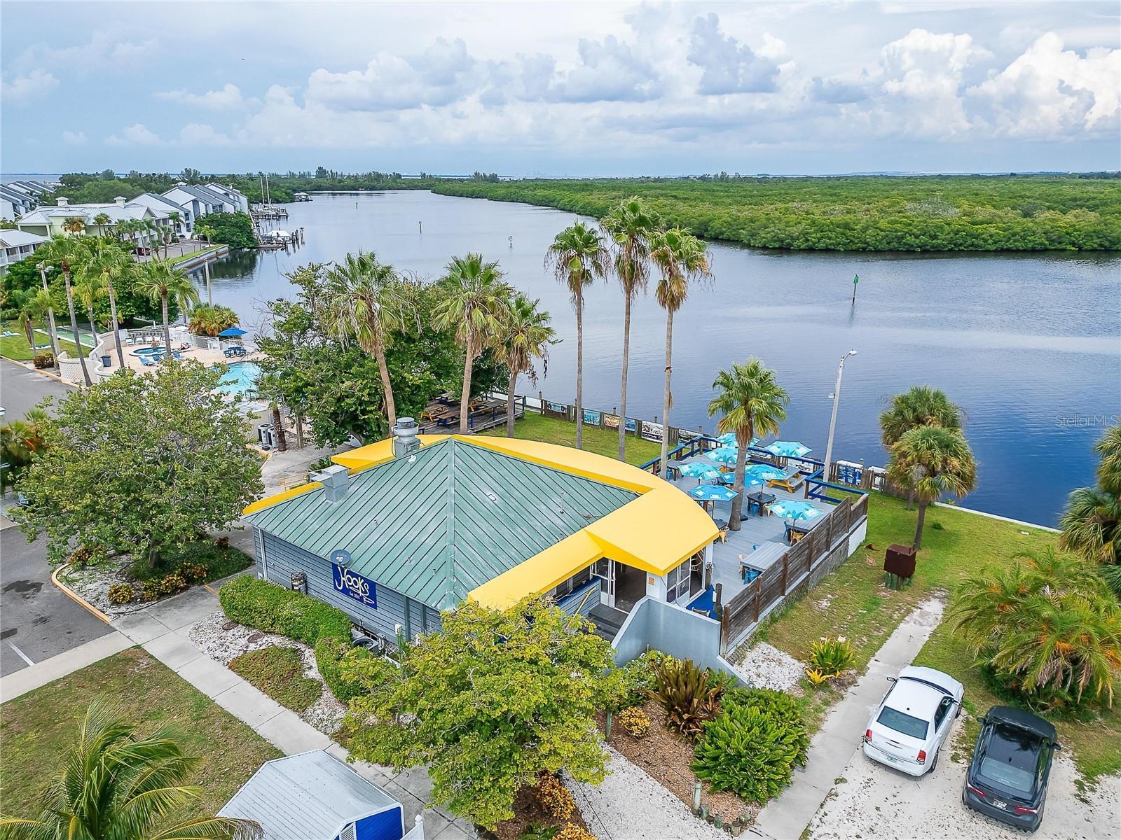 Hooks Waterfront Bar & Grill