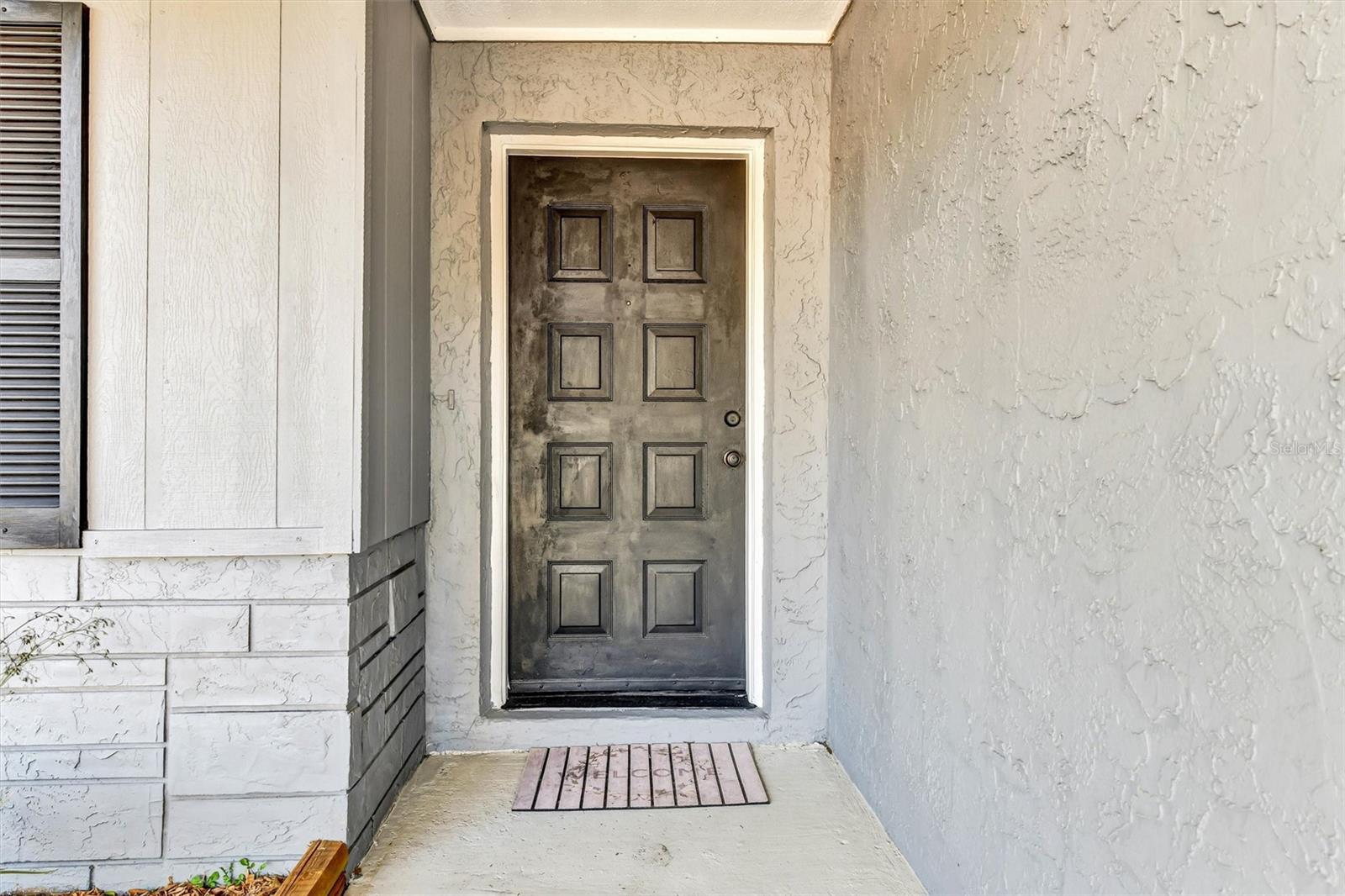 front exterior foyer / front door