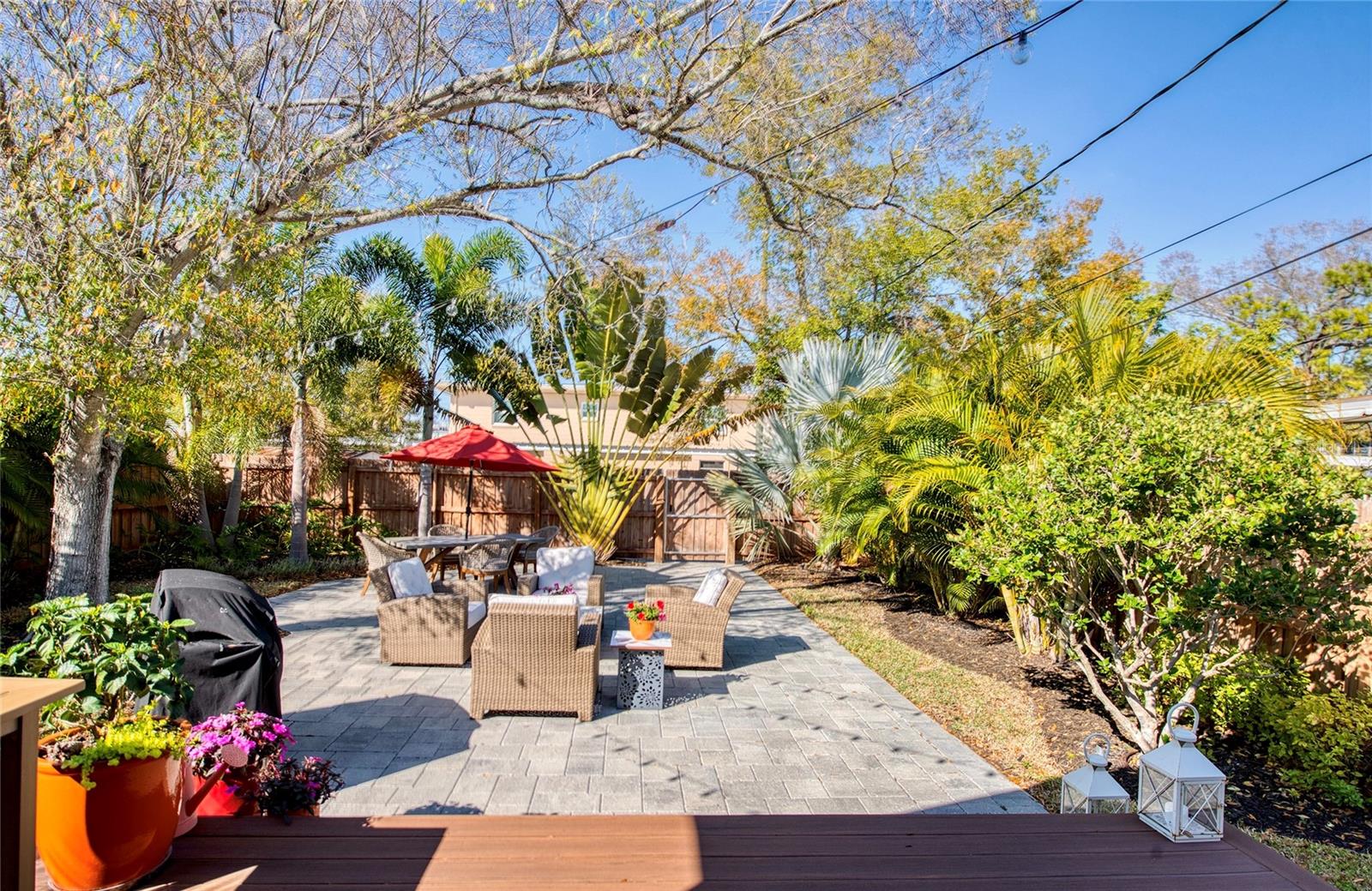 Florida sunshine and gorgeous curated greenery - a perfect comination!