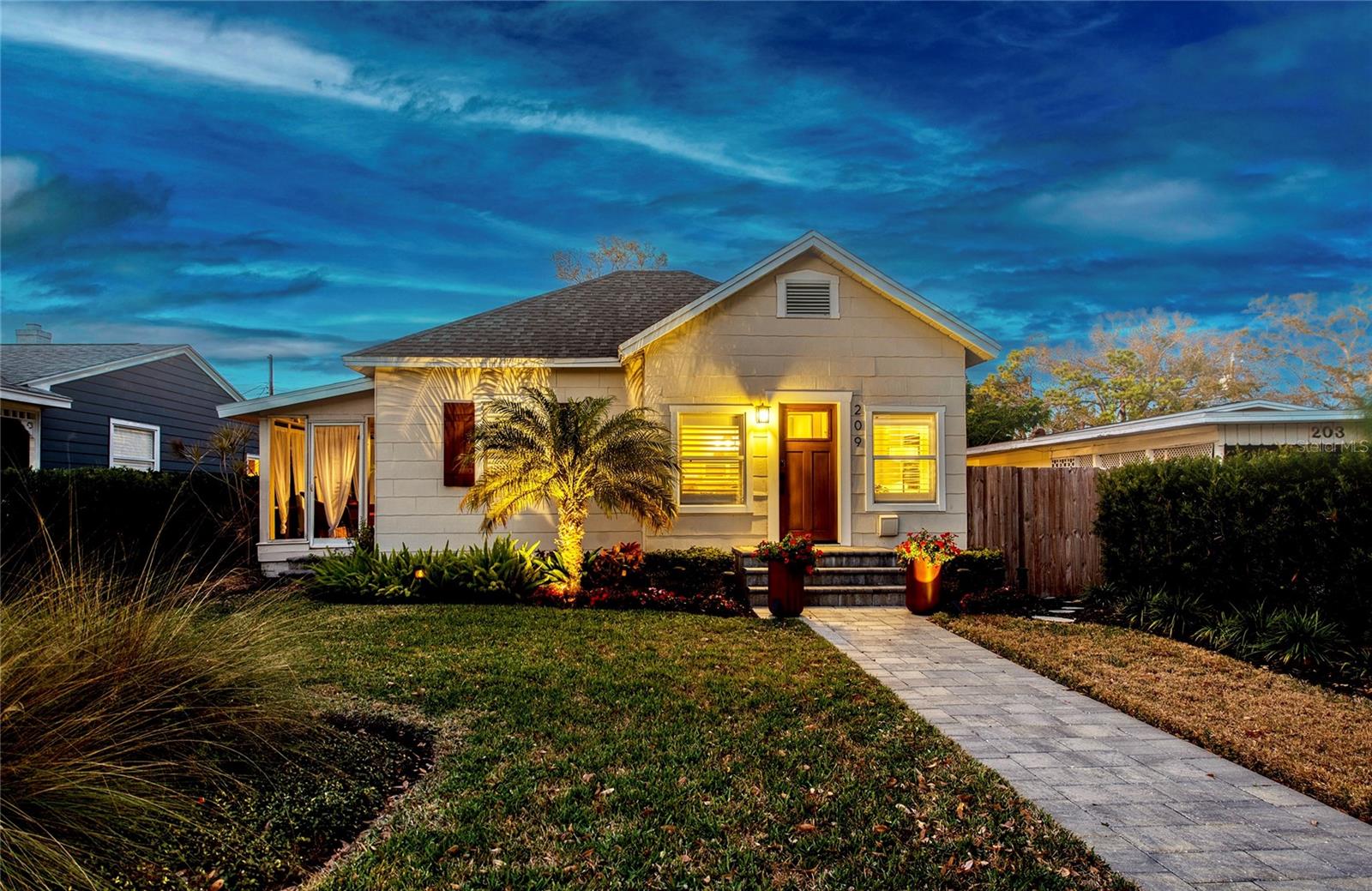 2 blocks to the waters of Tampa Bay.