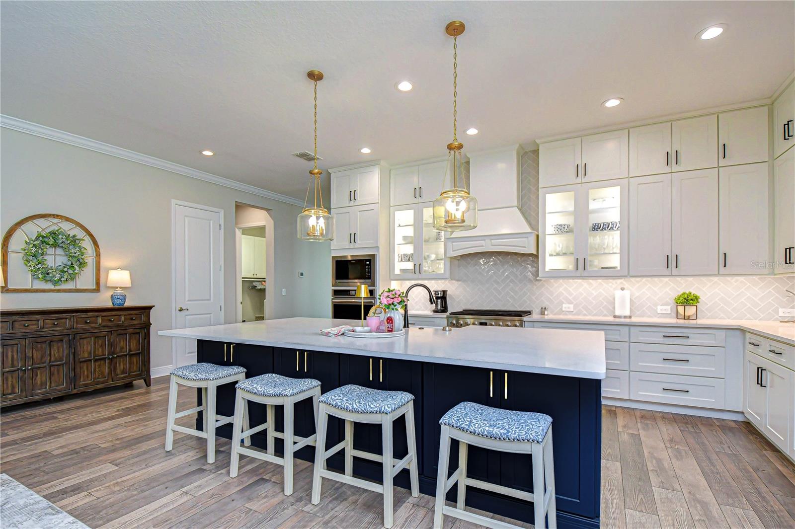 Large island with two tone cabinet colors!