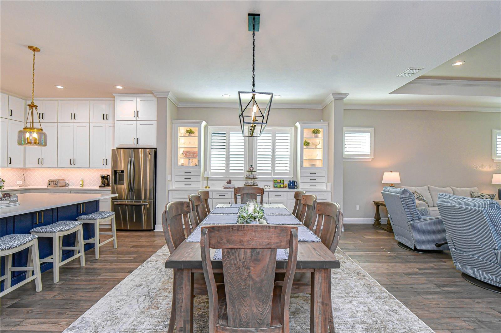 Main room seamlessly connect!