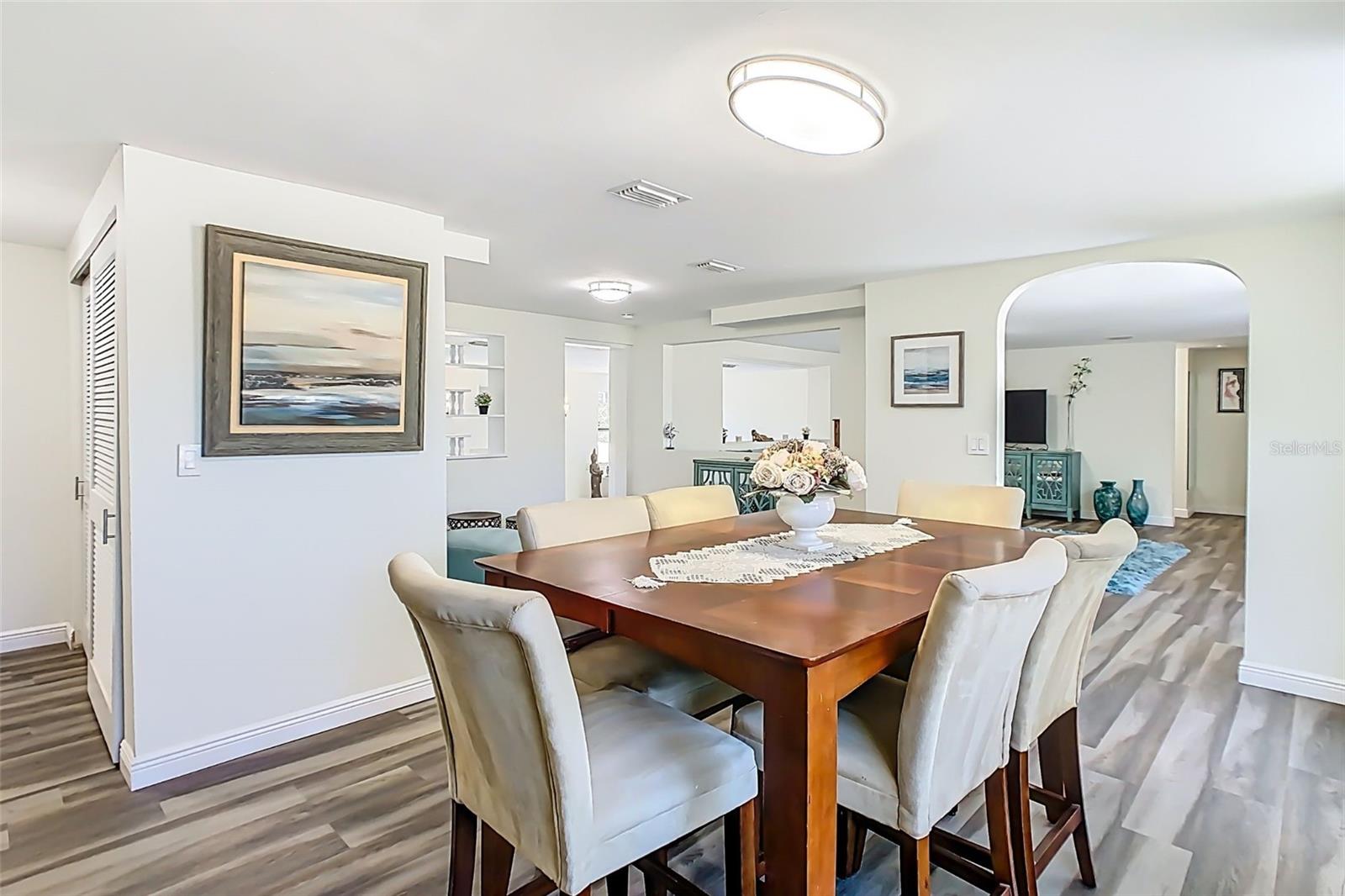 Dining area (view 1)